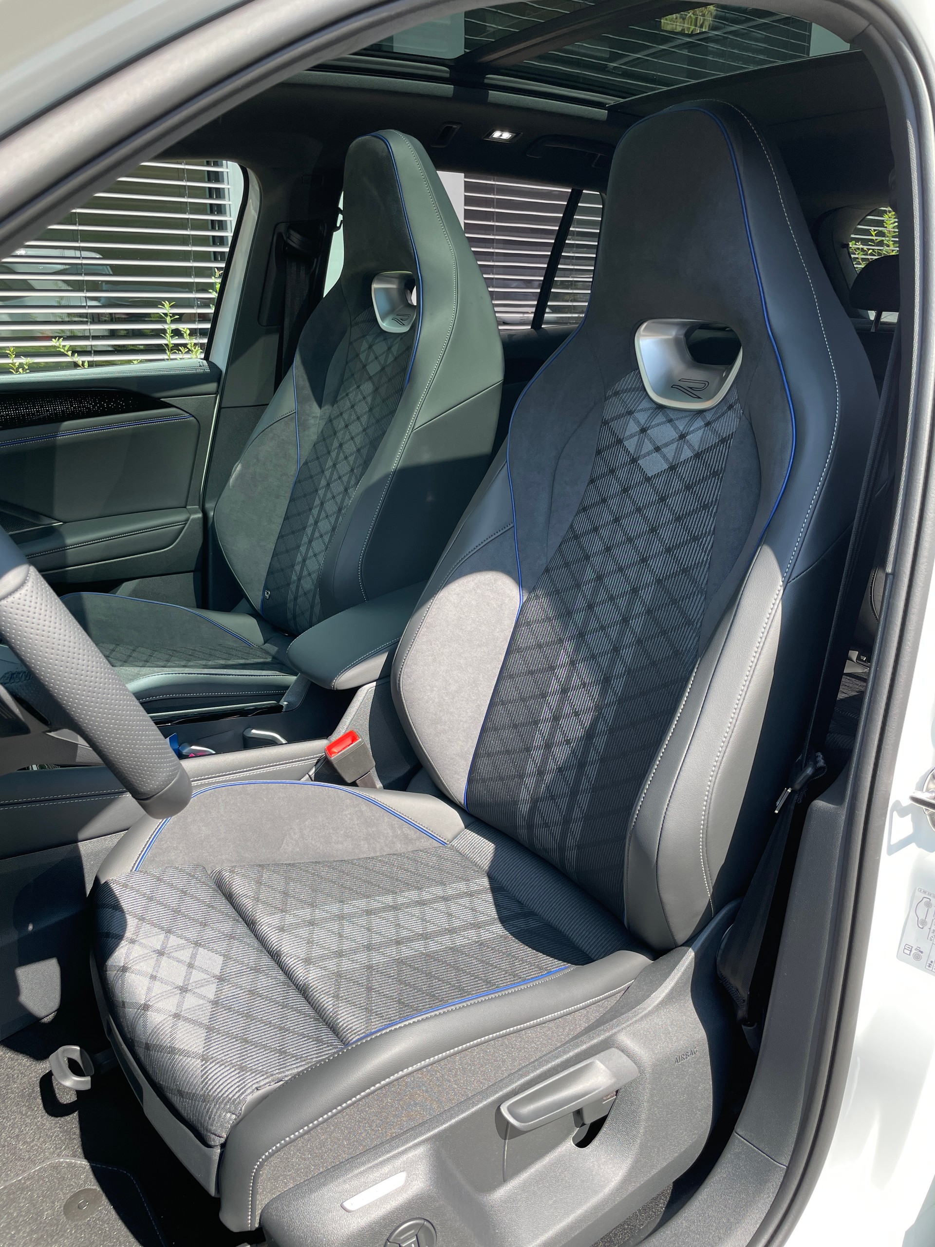 VW Tiguan 2.0 TDI SCR R-Line 4Motion DSG-image-11