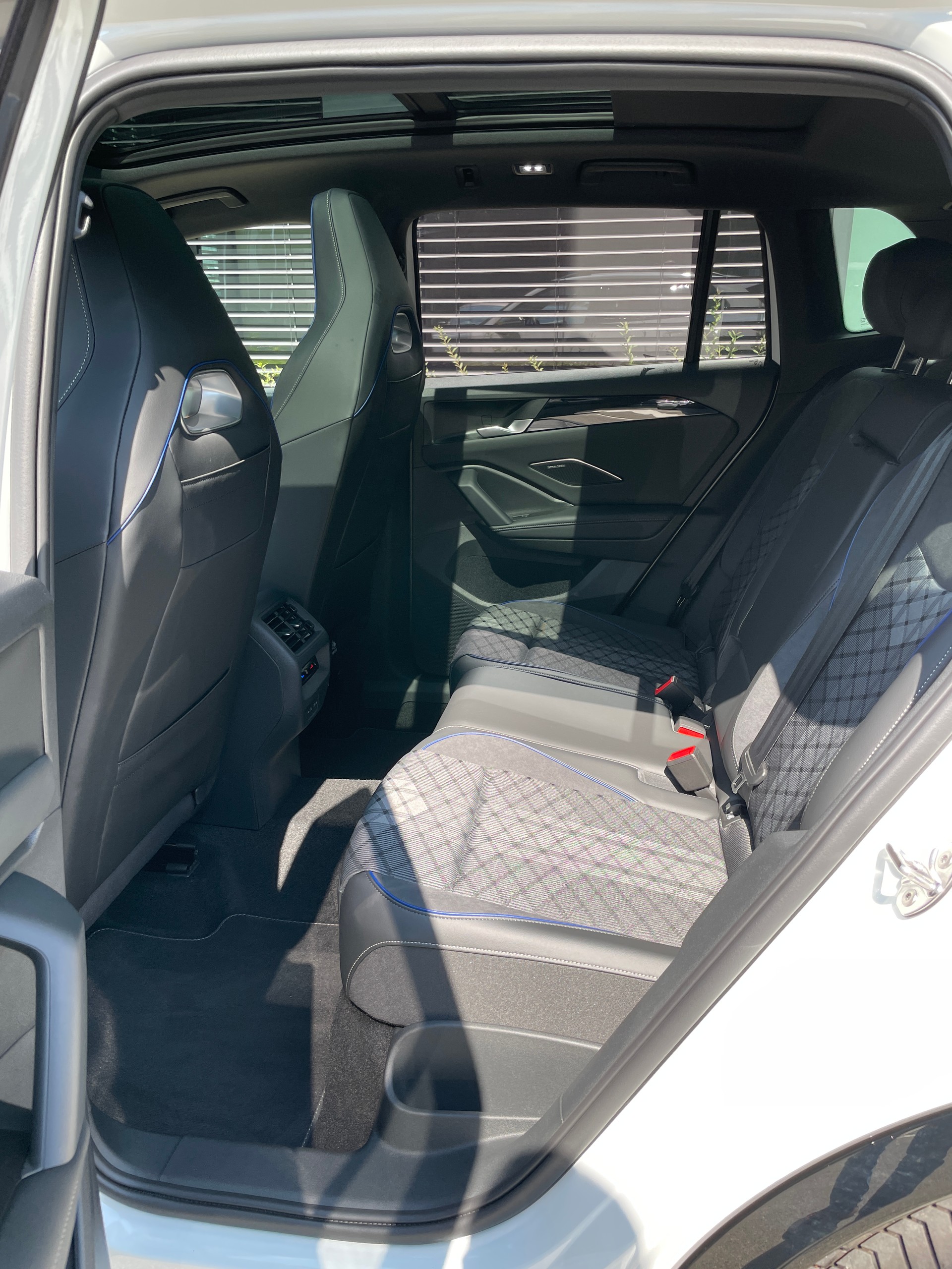 VW Tiguan 2.0 TDI SCR R-Line 4Motion DSG-image-13
