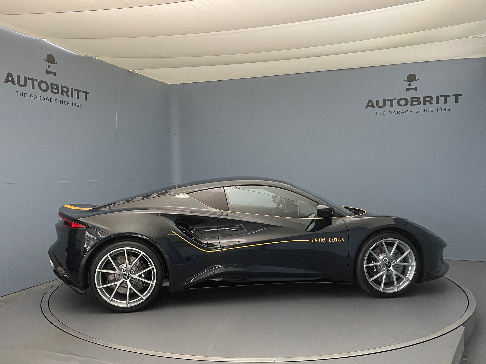 LOTUS Emira 2.0 I4 Limited Edition-showroom-element-3