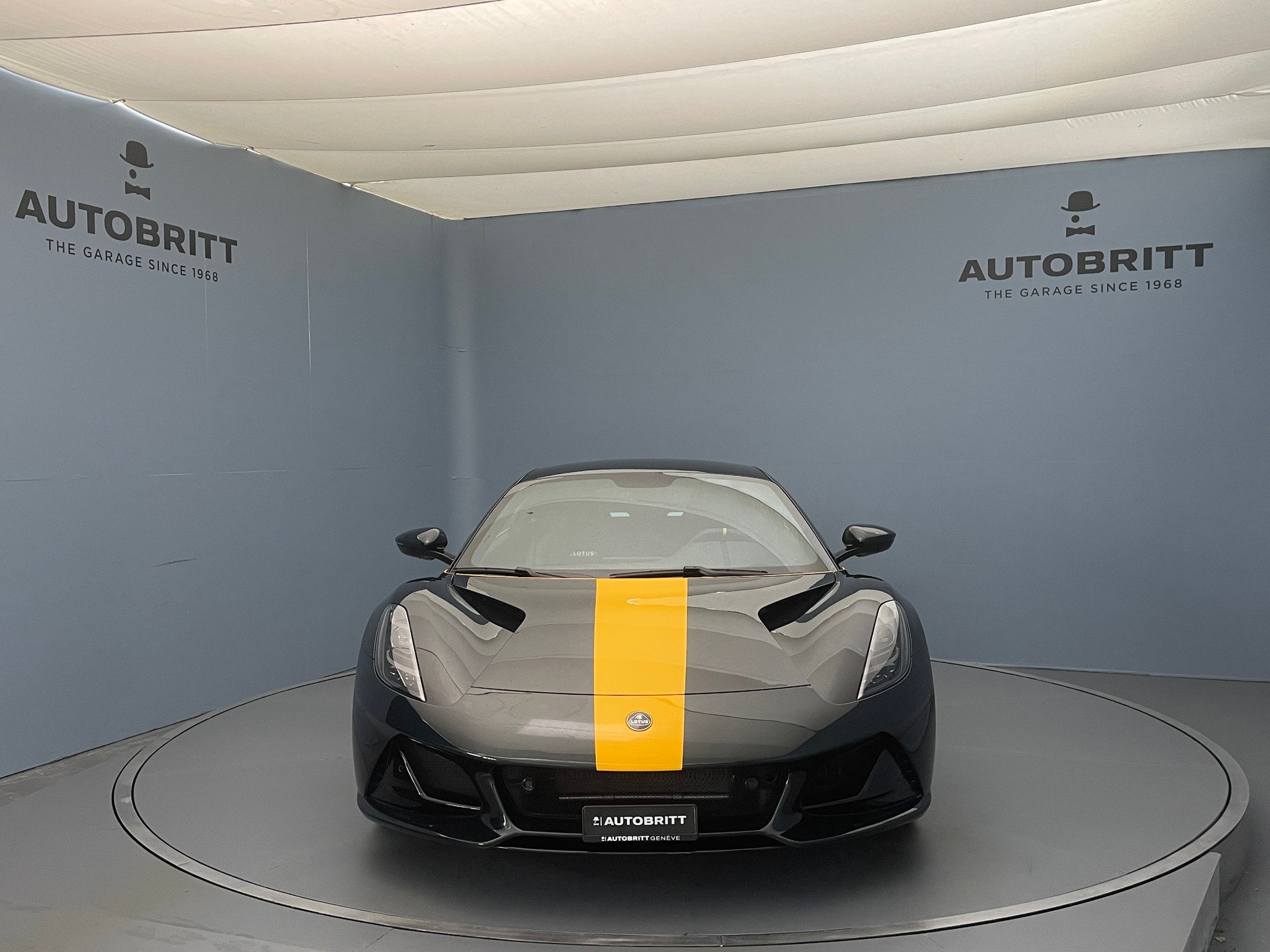LOTUS Emira 2.0 I4 Limited Edition-showroom-element-2