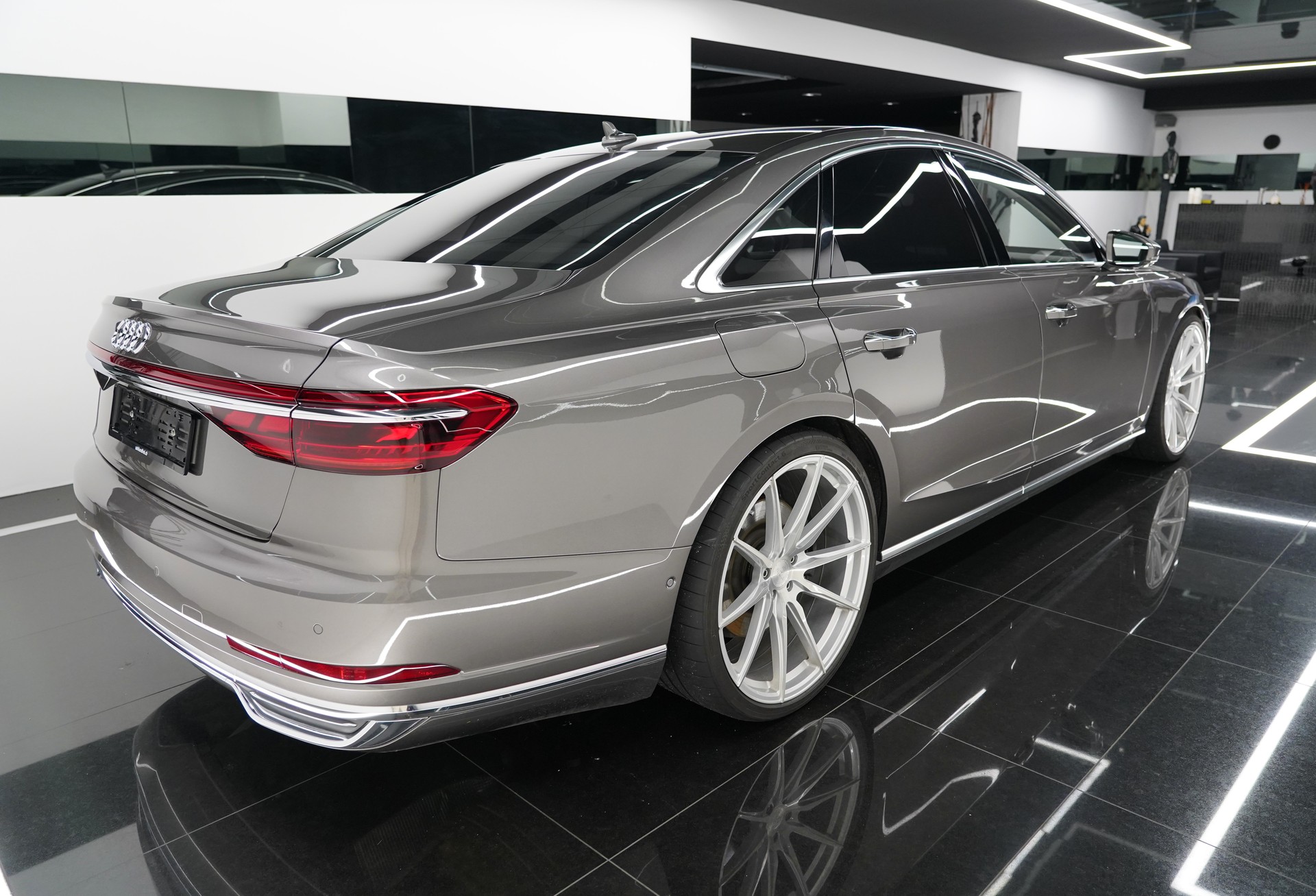 AUDI A8 60 TFSI e quattro-showroom-element-3