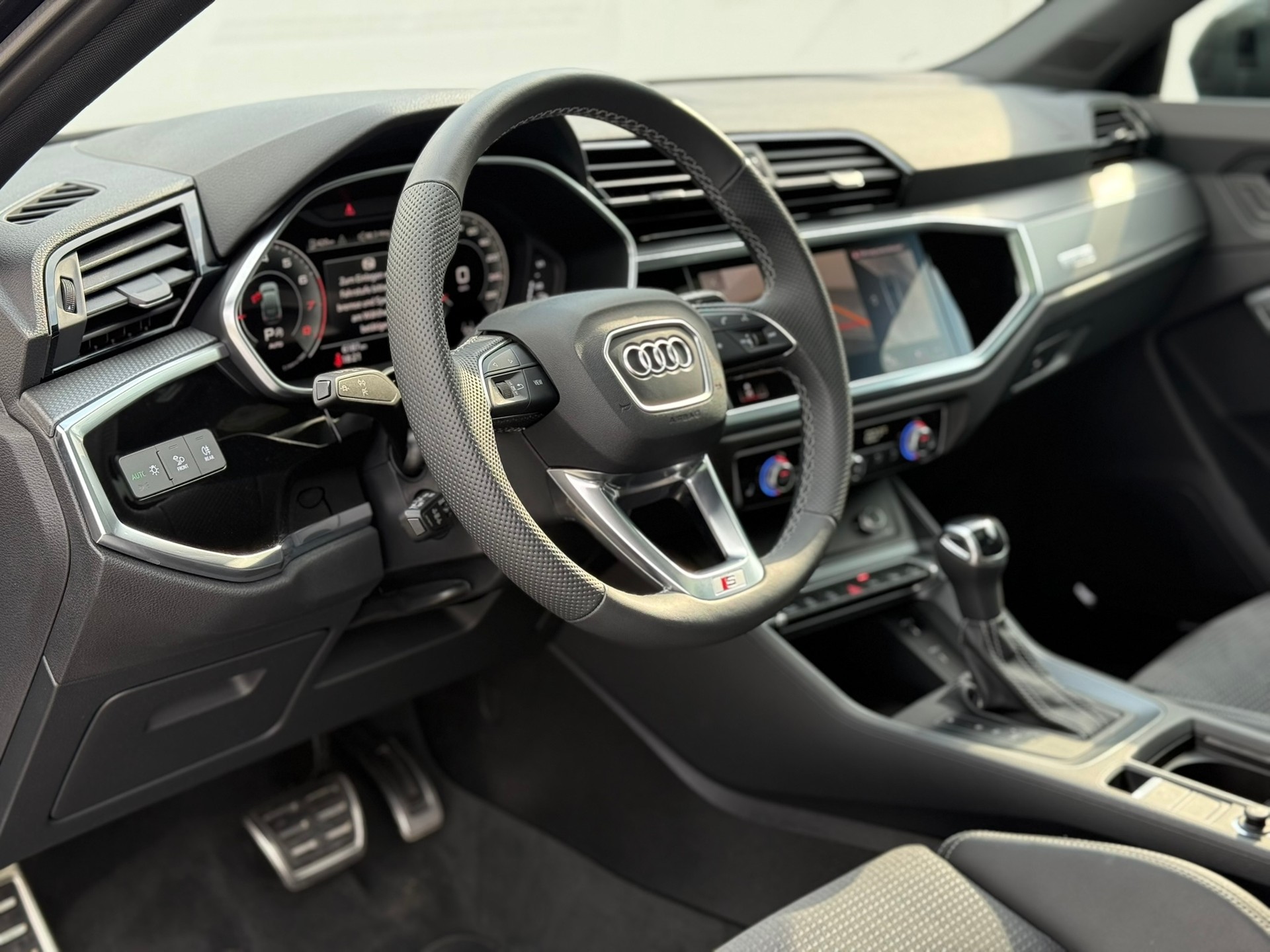 AUDI Q3 Sportback 40 TFSI S line quattro-image-7