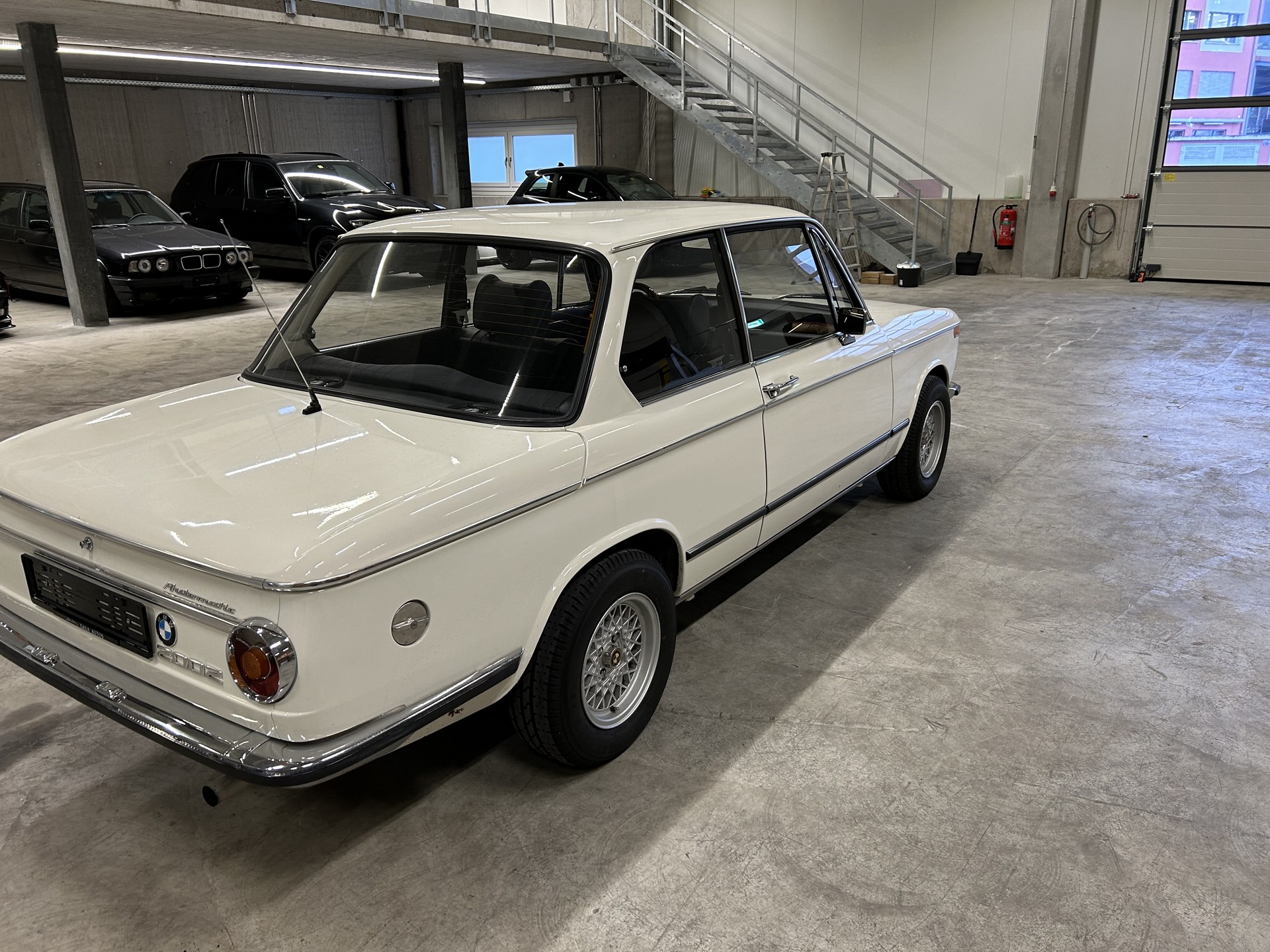 BMW 2002-showroom-element-3