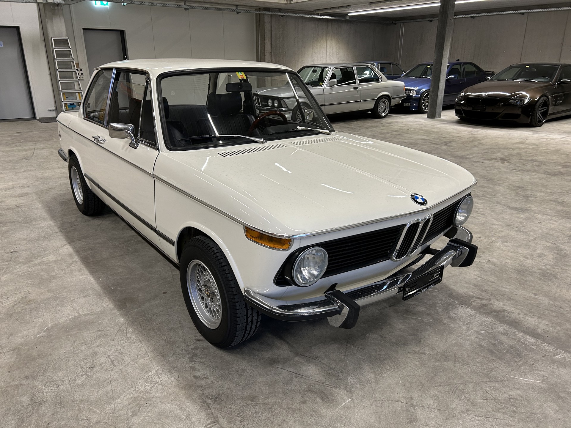 BMW 2002-showroom-element-1