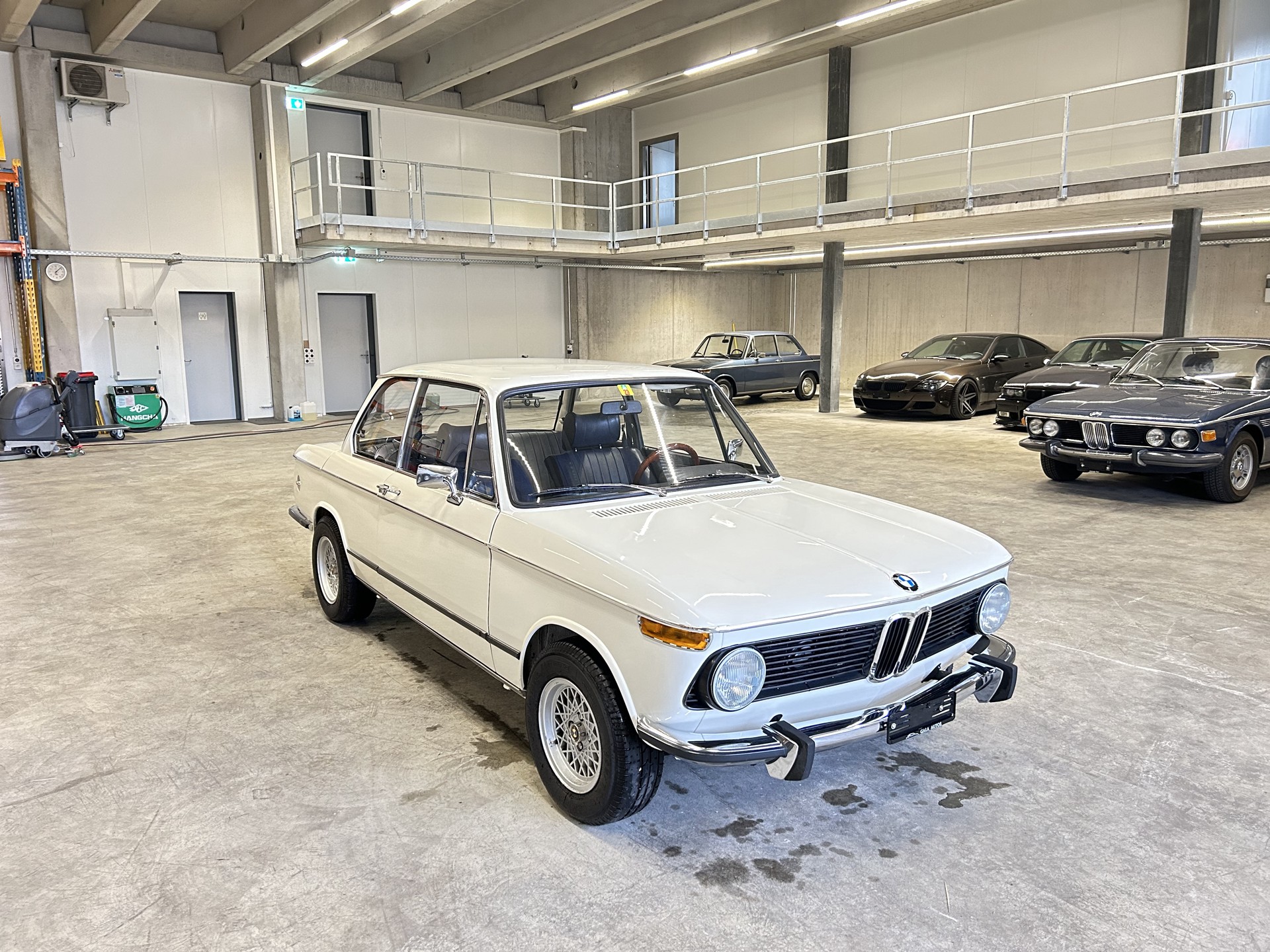 BMW 2002-showroom-element-2
