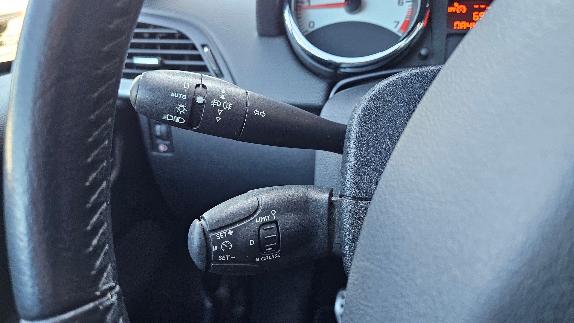 PEUGEOT 207 CC 1.6 Turbo Swiss Ed. 156PS Cabriolet-image-13