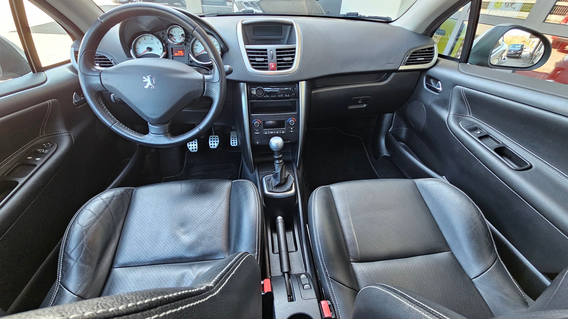 PEUGEOT 207 CC 1.6 Turbo Swiss Ed. 156PS Cabriolet-image-7