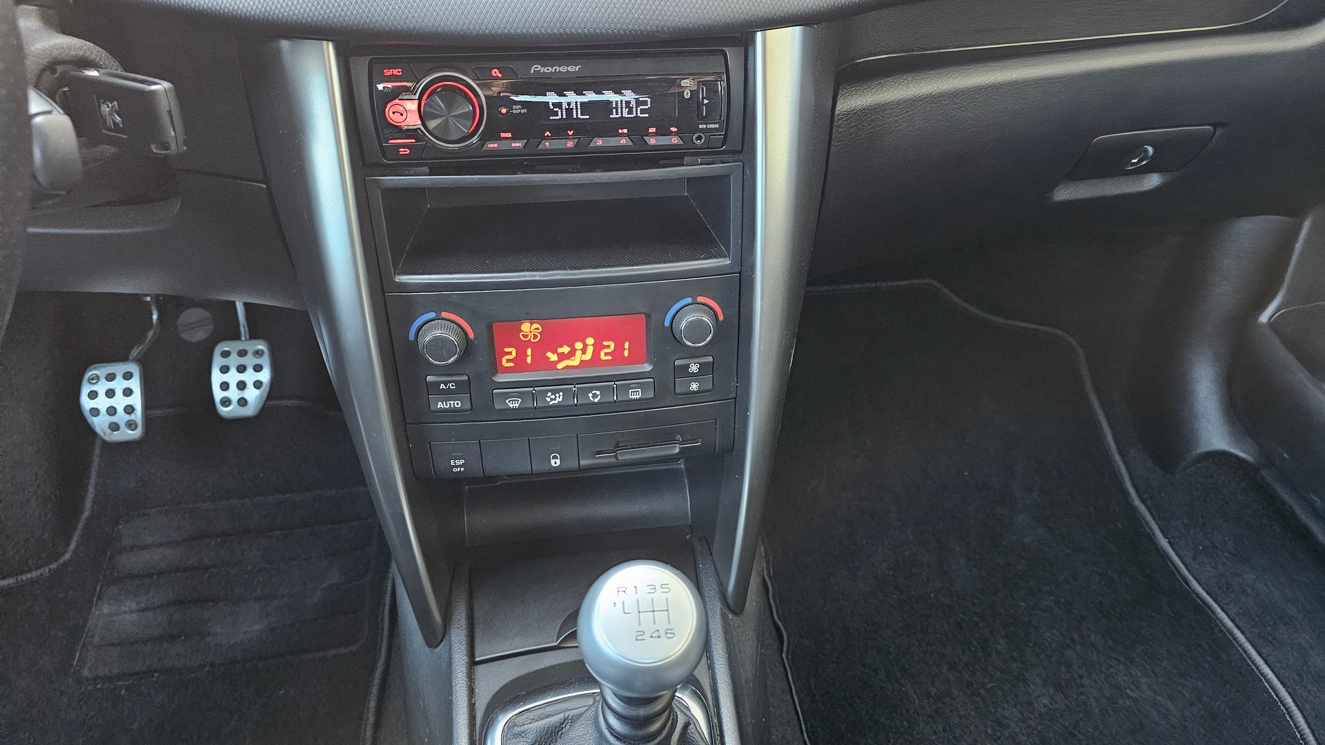 PEUGEOT 207 CC 1.6 Turbo Swiss Ed. 156PS Cabriolet-image-11