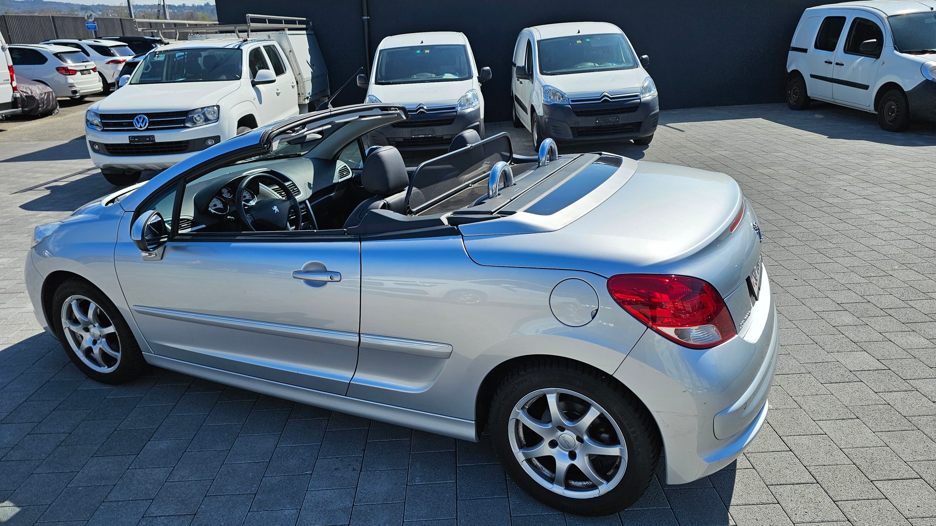PEUGEOT 207 CC 1.6 Turbo Swiss Ed. 156PS Cabriolet-image-6