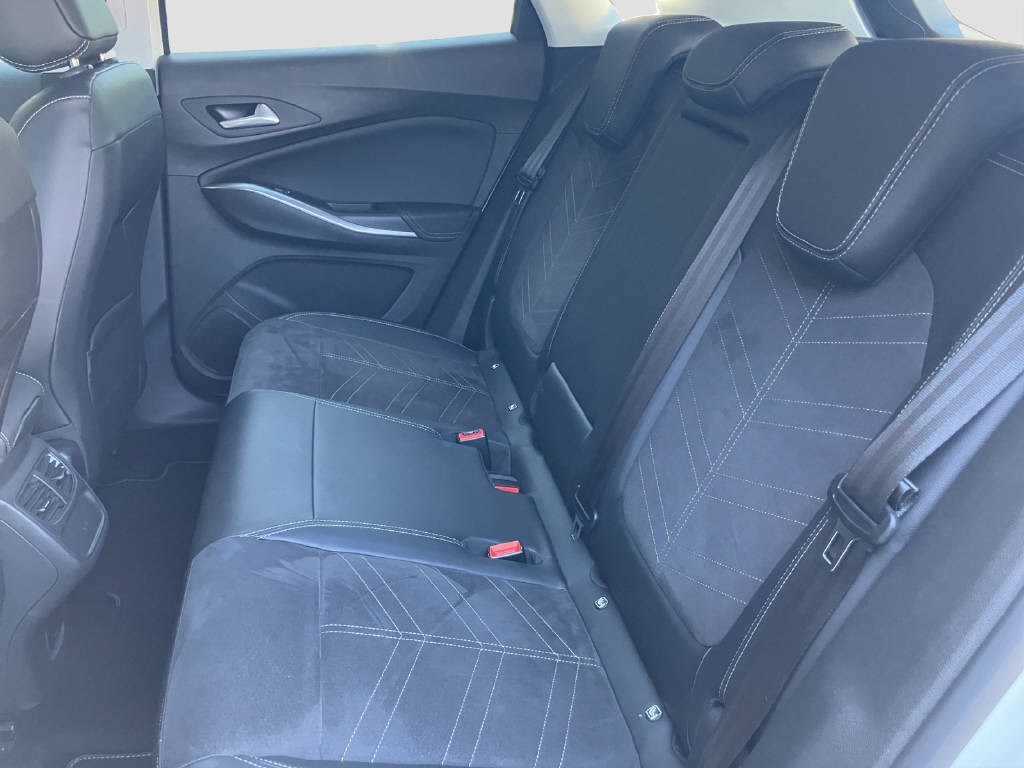 OPEL Grandland 1.6 Hybrid4 Ultimate Automatik-image-11
