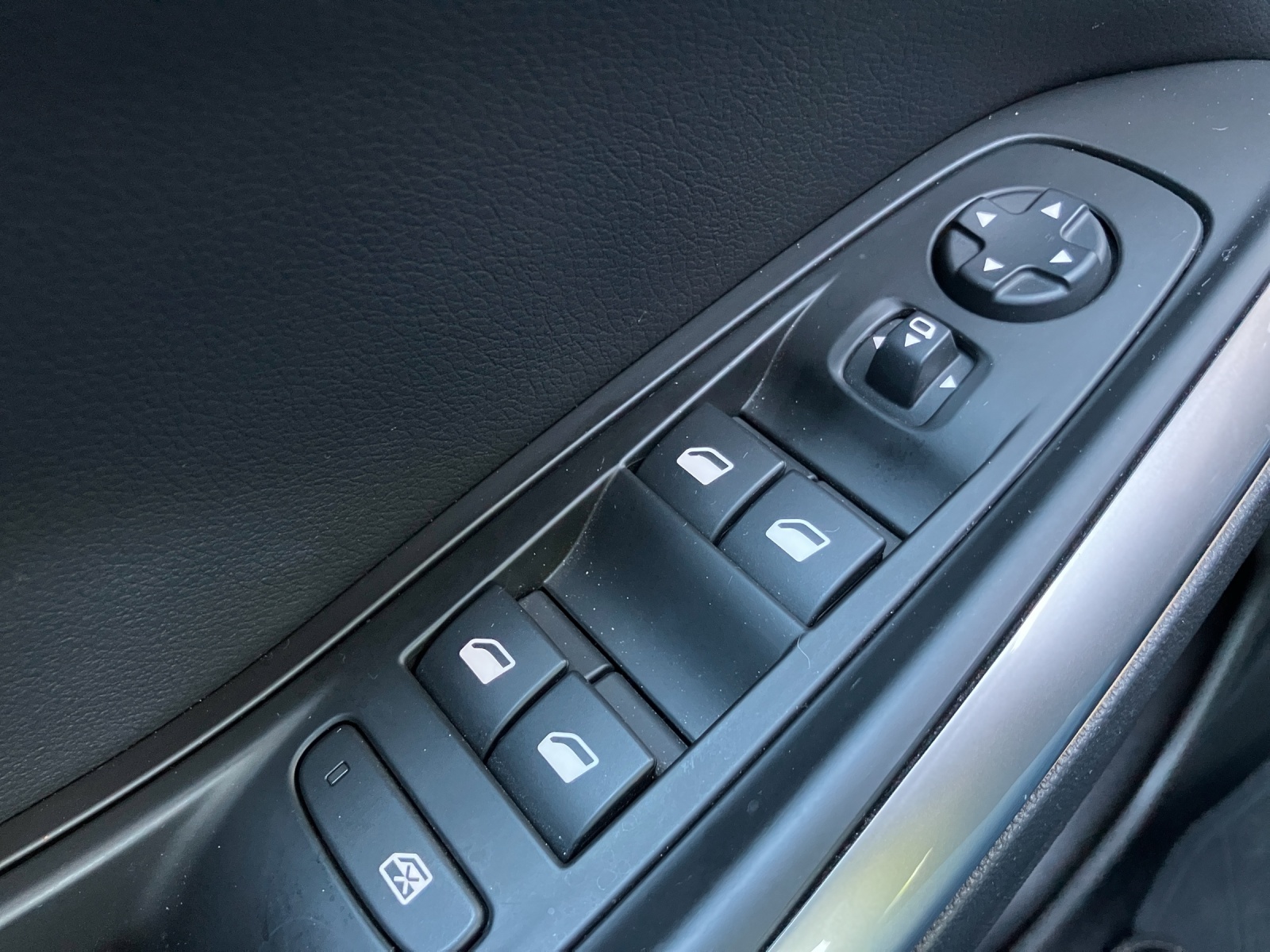 OPEL Grandland 1.6 Hybrid4 Ultimate Automatik-image-26