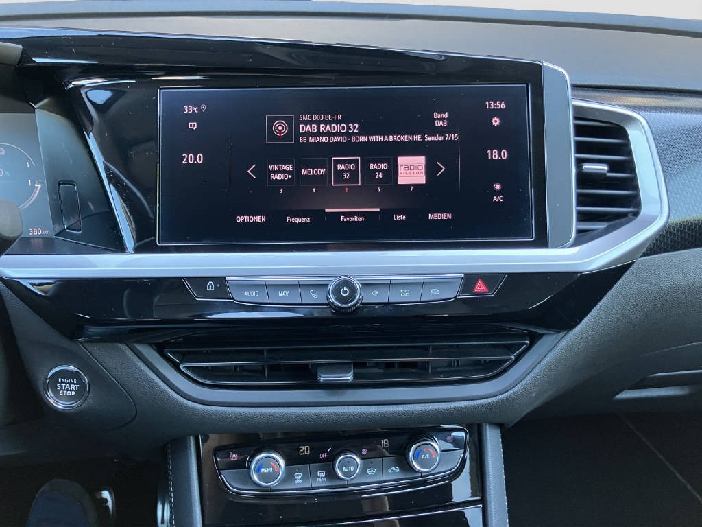 OPEL Grandland 1.6 Hybrid4 Ultimate Automatik-image-14