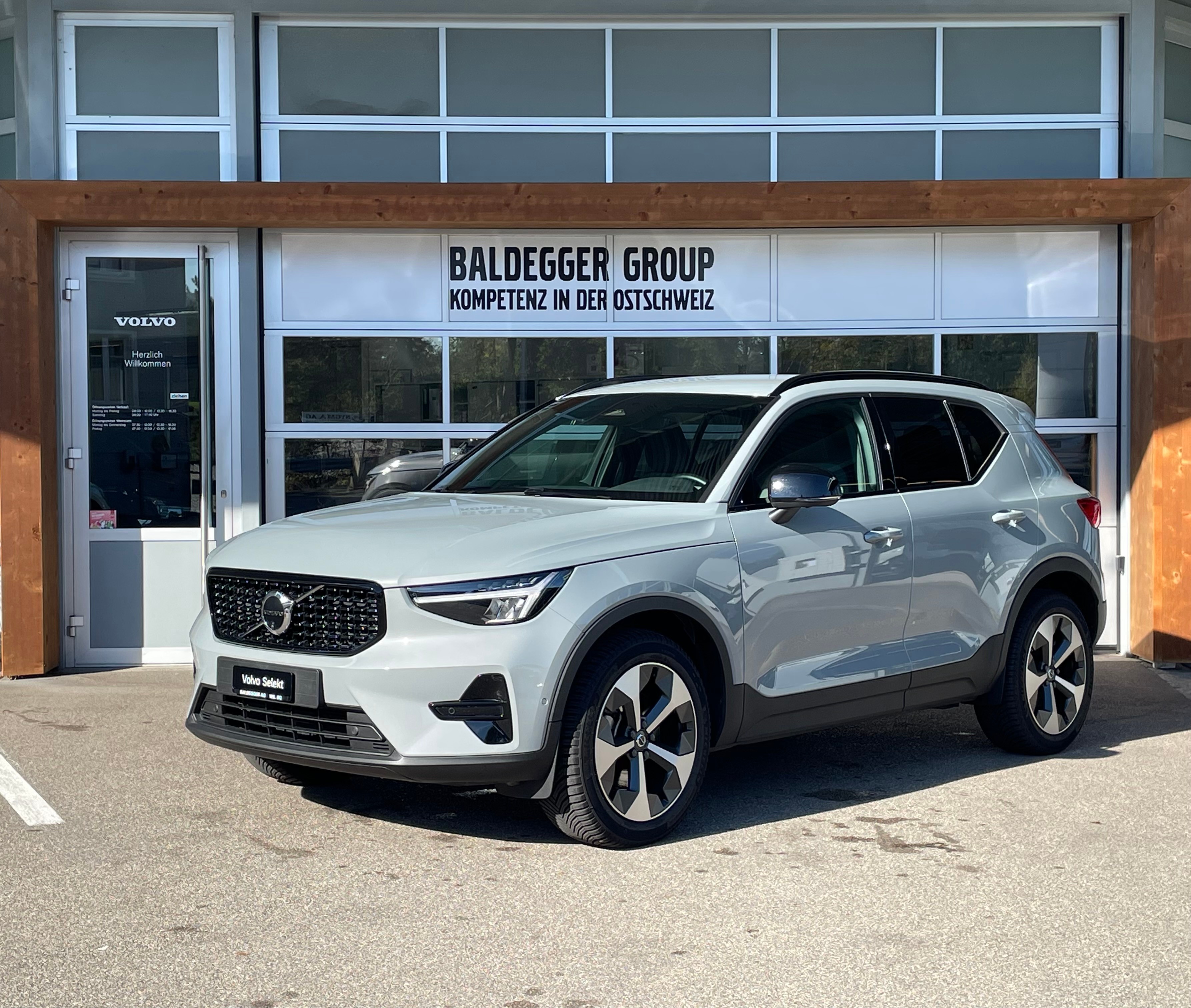 VOLVO XC40 2.0 B3 MH Plus Dark (SUV / Geländewagen) Volvo VOLVO XC40 2.0 B3 MH Plus Dark (SUV / Geländewagen)
