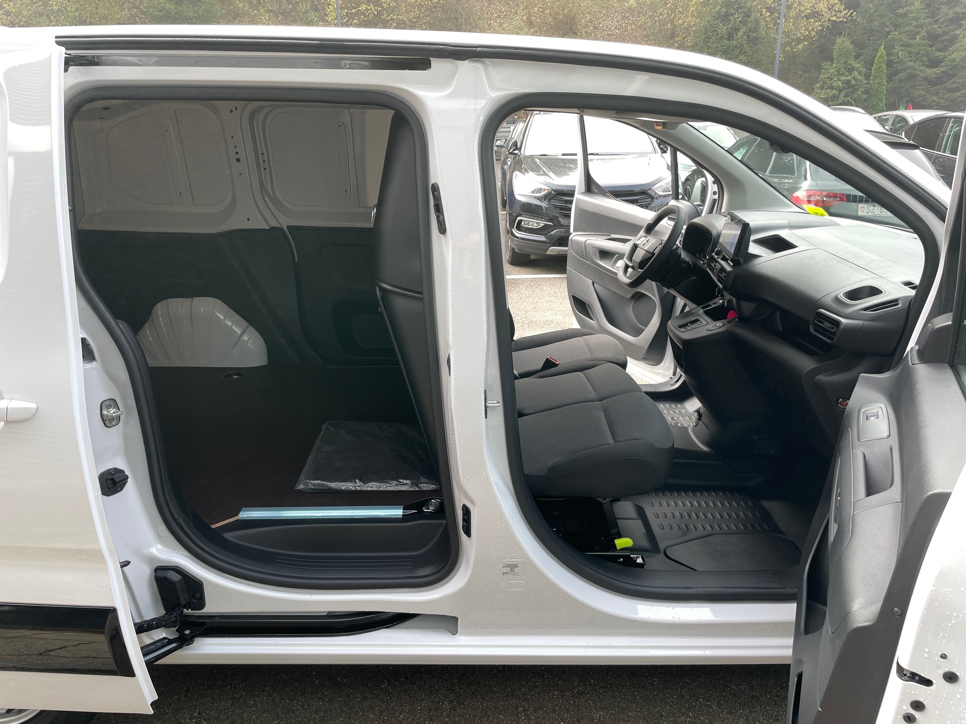 OPEL Combo-e 50 kWh Cargo-showroom-element-3