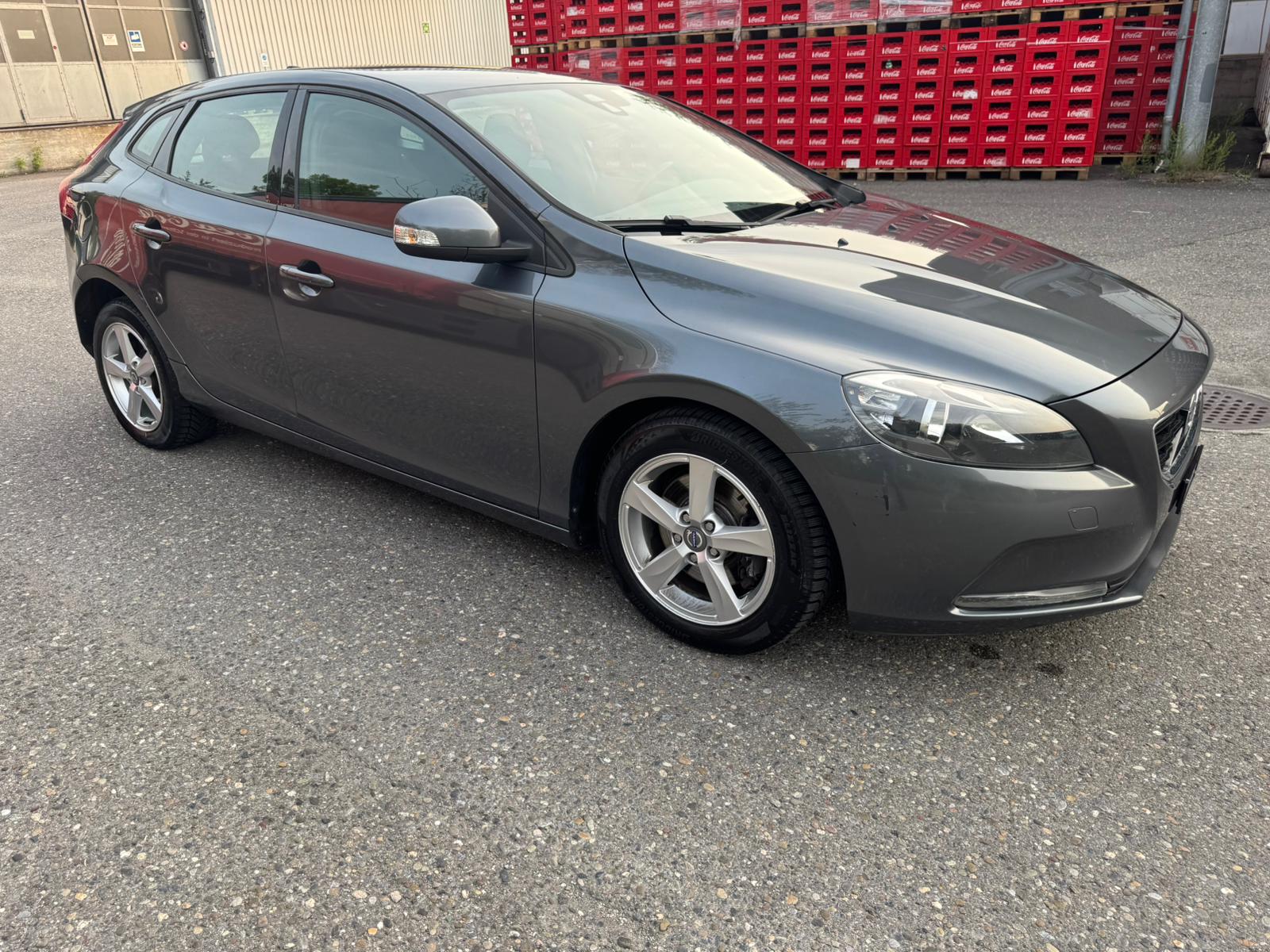 VOLVO V40 D2 Momentum Powershift-showroom-element-1