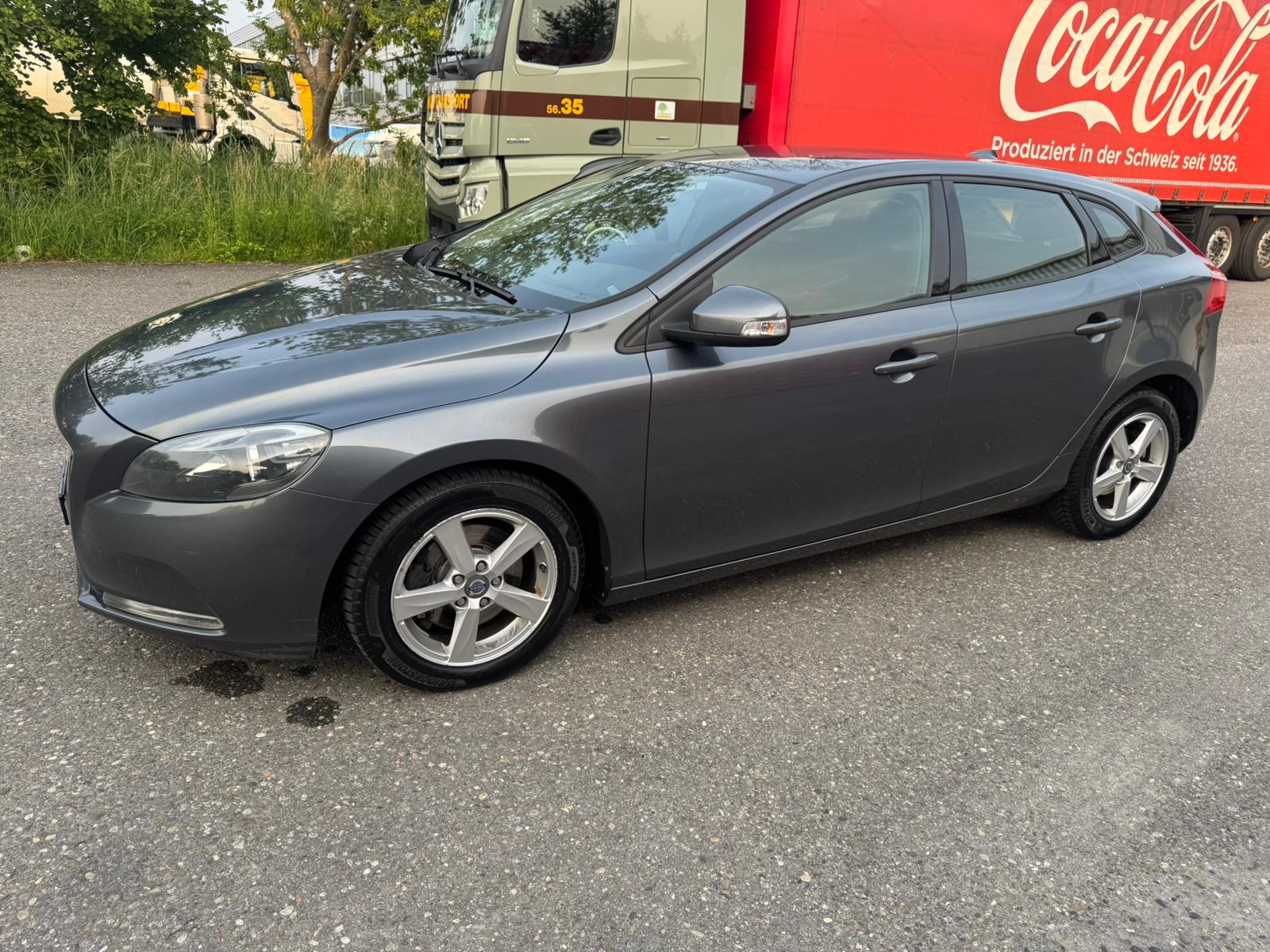 VOLVO V40 D2 Momentum Powershift-showroom-element-2
