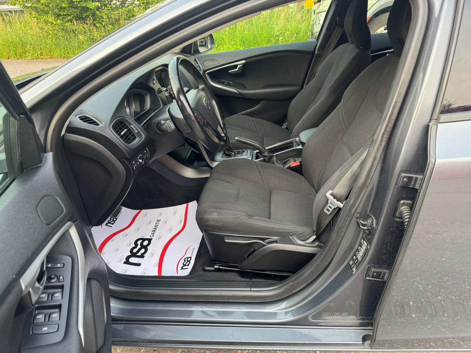 VOLVO V40 D2 Momentum Powershift-image-9