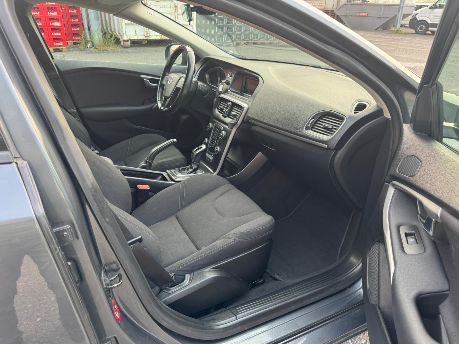 VOLVO V40 D2 Momentum Powershift-image-11