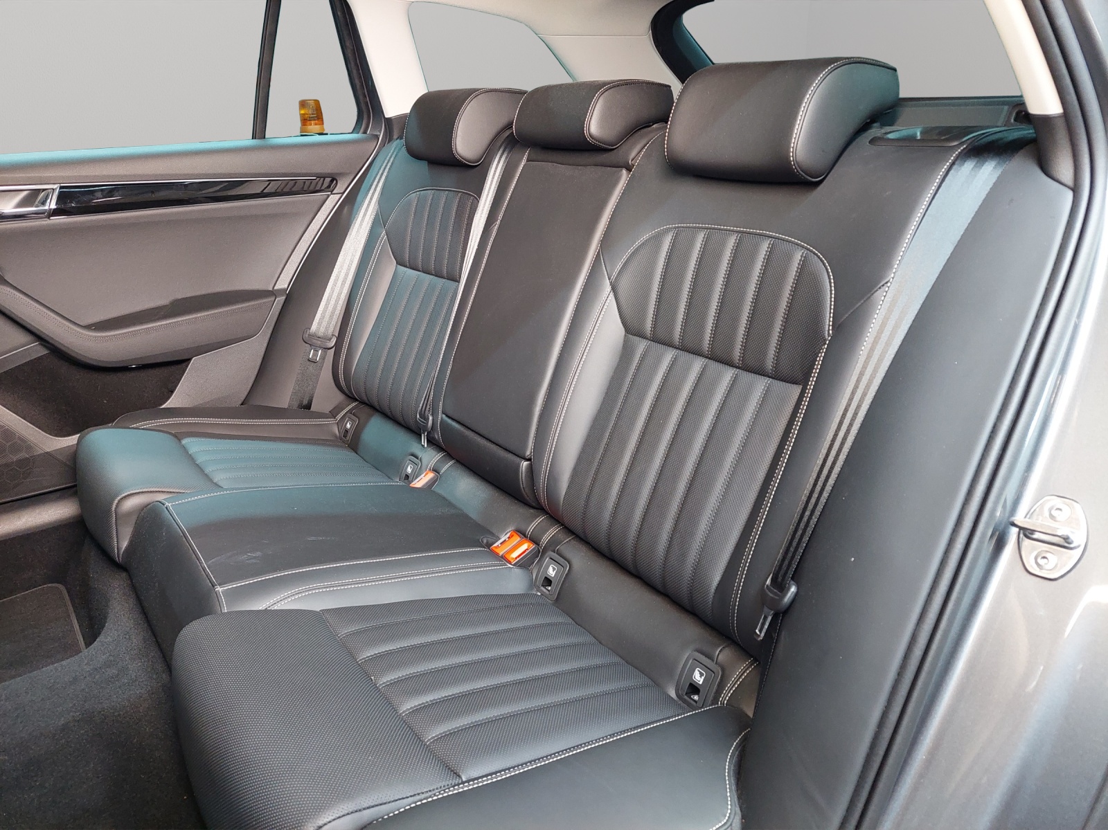 SKODA Superb Combi 2.0 TSI L&K 4x4 DSG-image-7