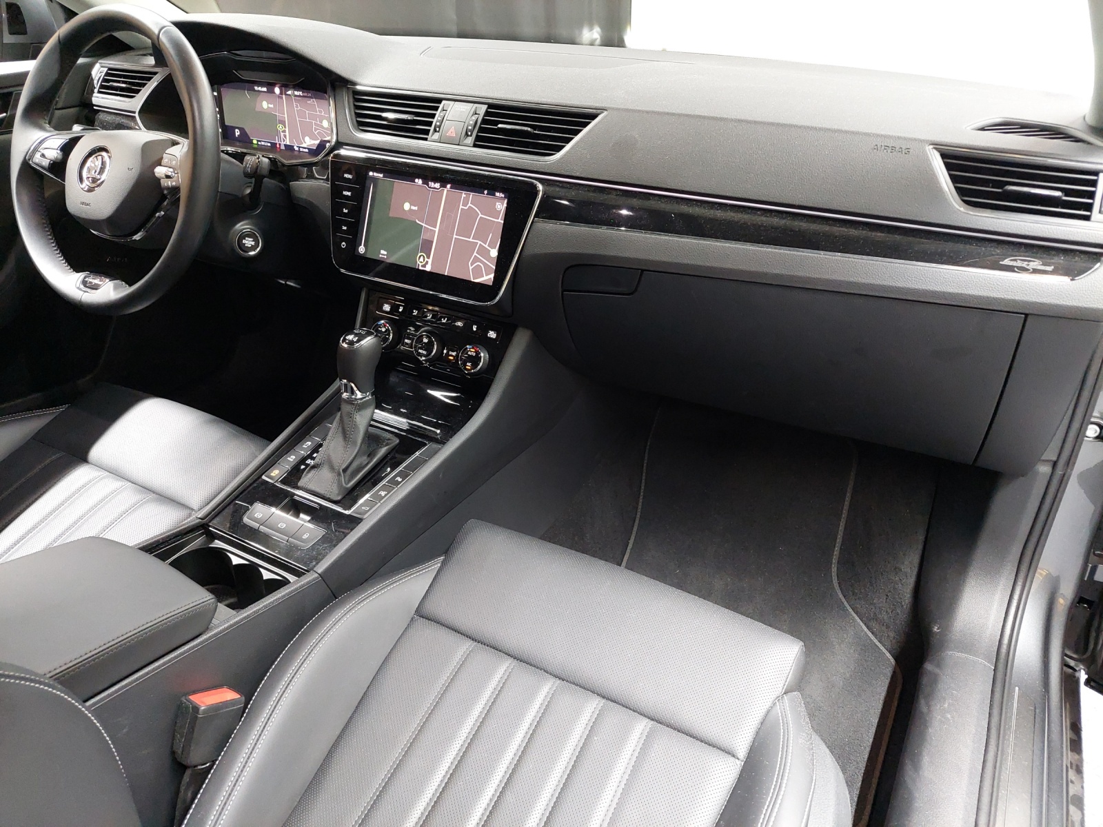 SKODA Superb Combi 2.0 TSI L&K 4x4 DSG-image-9