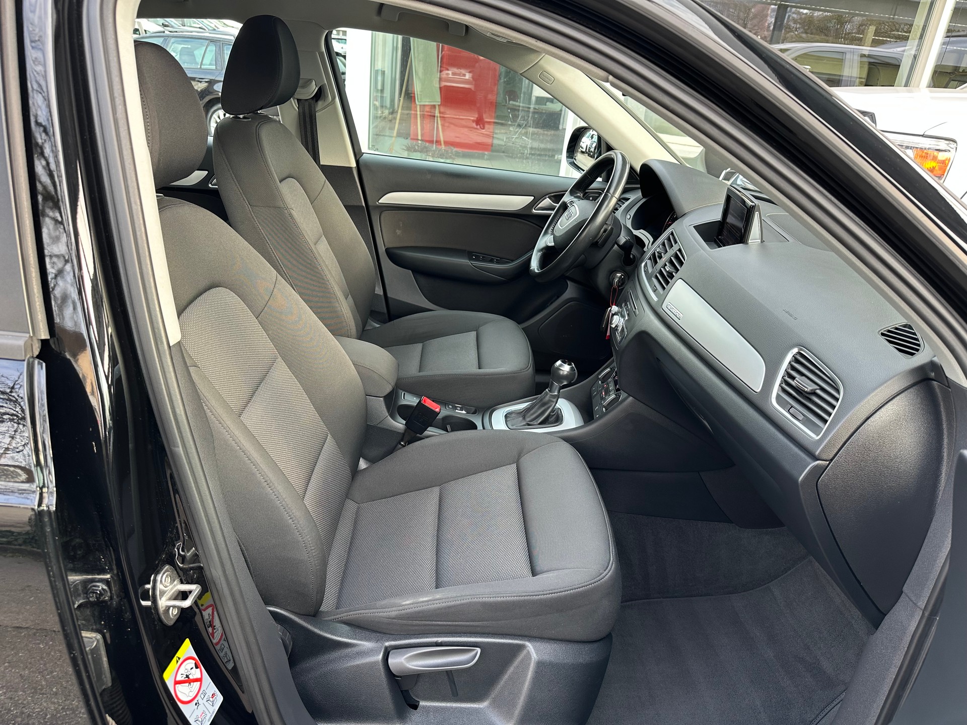 AUDI Q3 2.0 TFSI quattro S-tronic-image-14