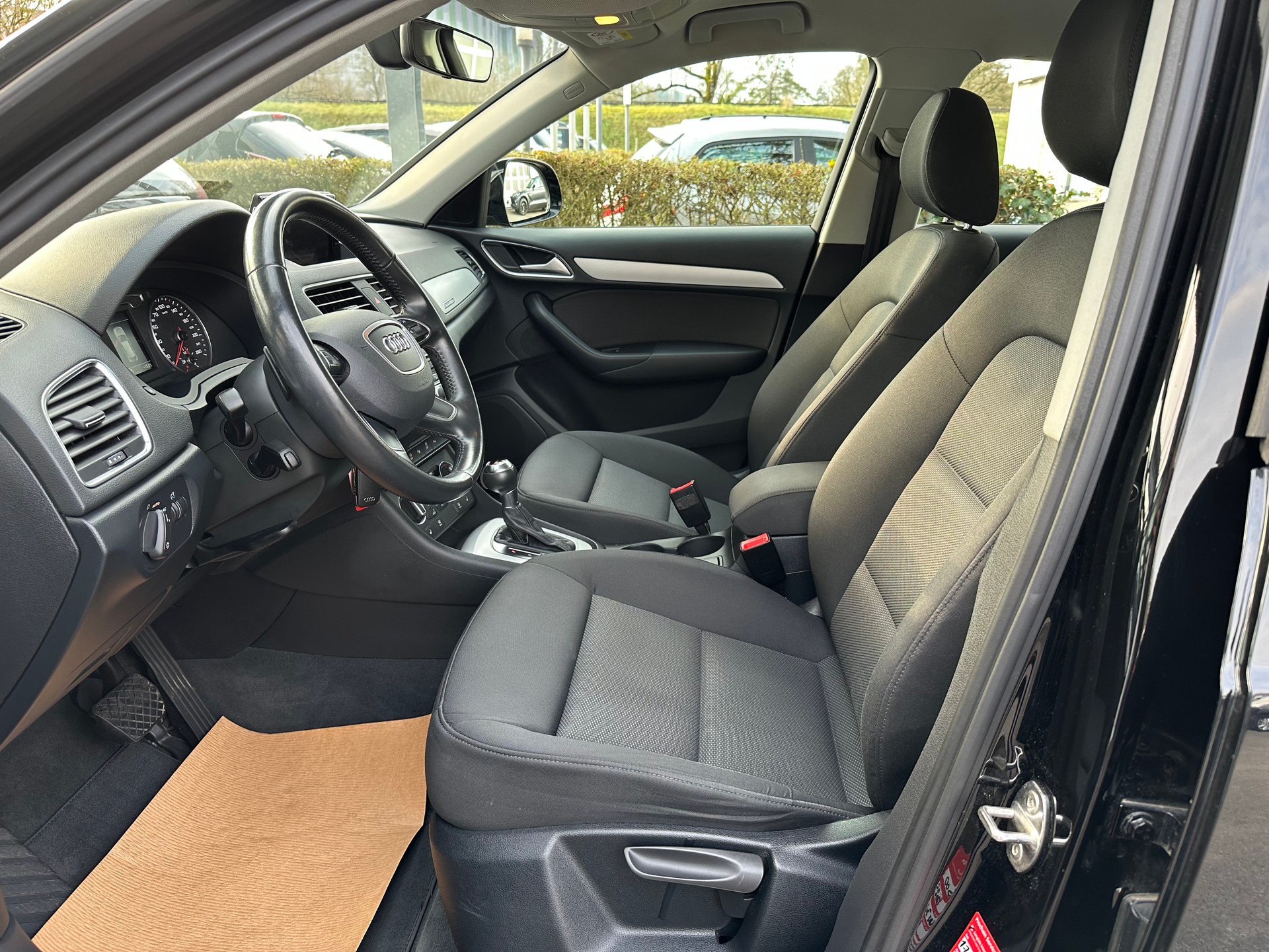 AUDI Q3 2.0 TFSI quattro S-tronic-image-8