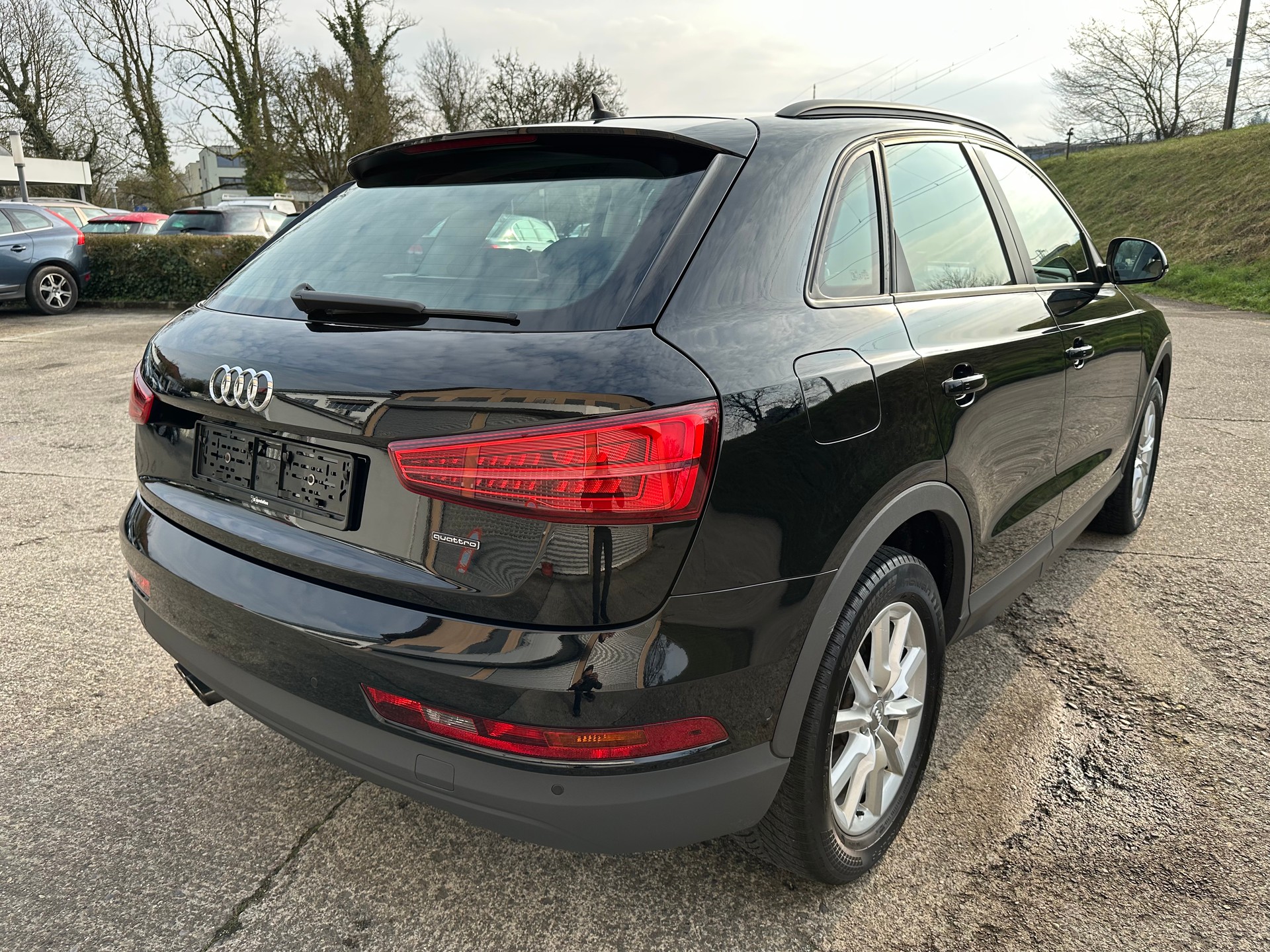 AUDI Q3 2.0 TFSI quattro S-tronic-image-4