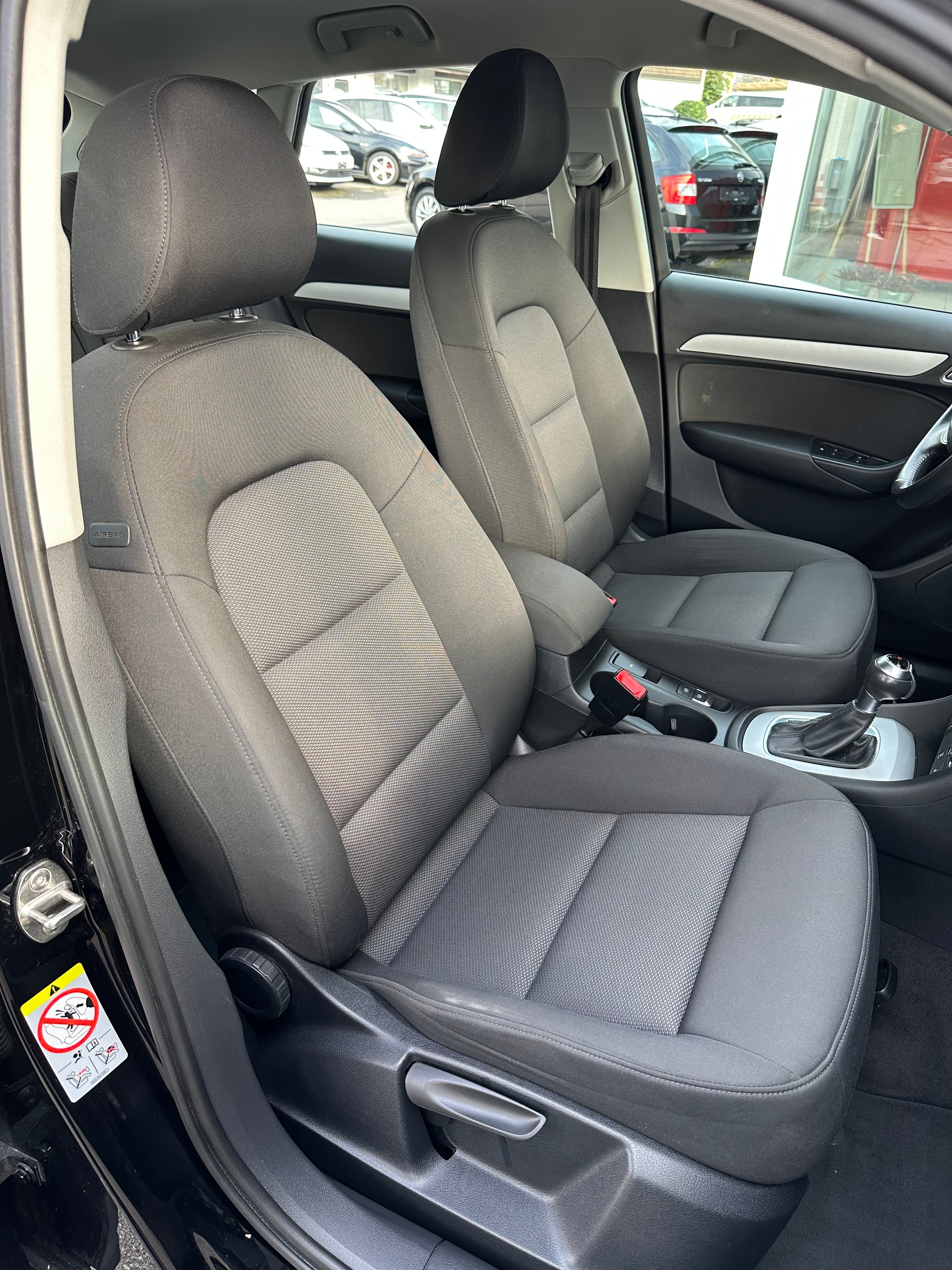AUDI Q3 2.0 TFSI quattro S-tronic-image-15