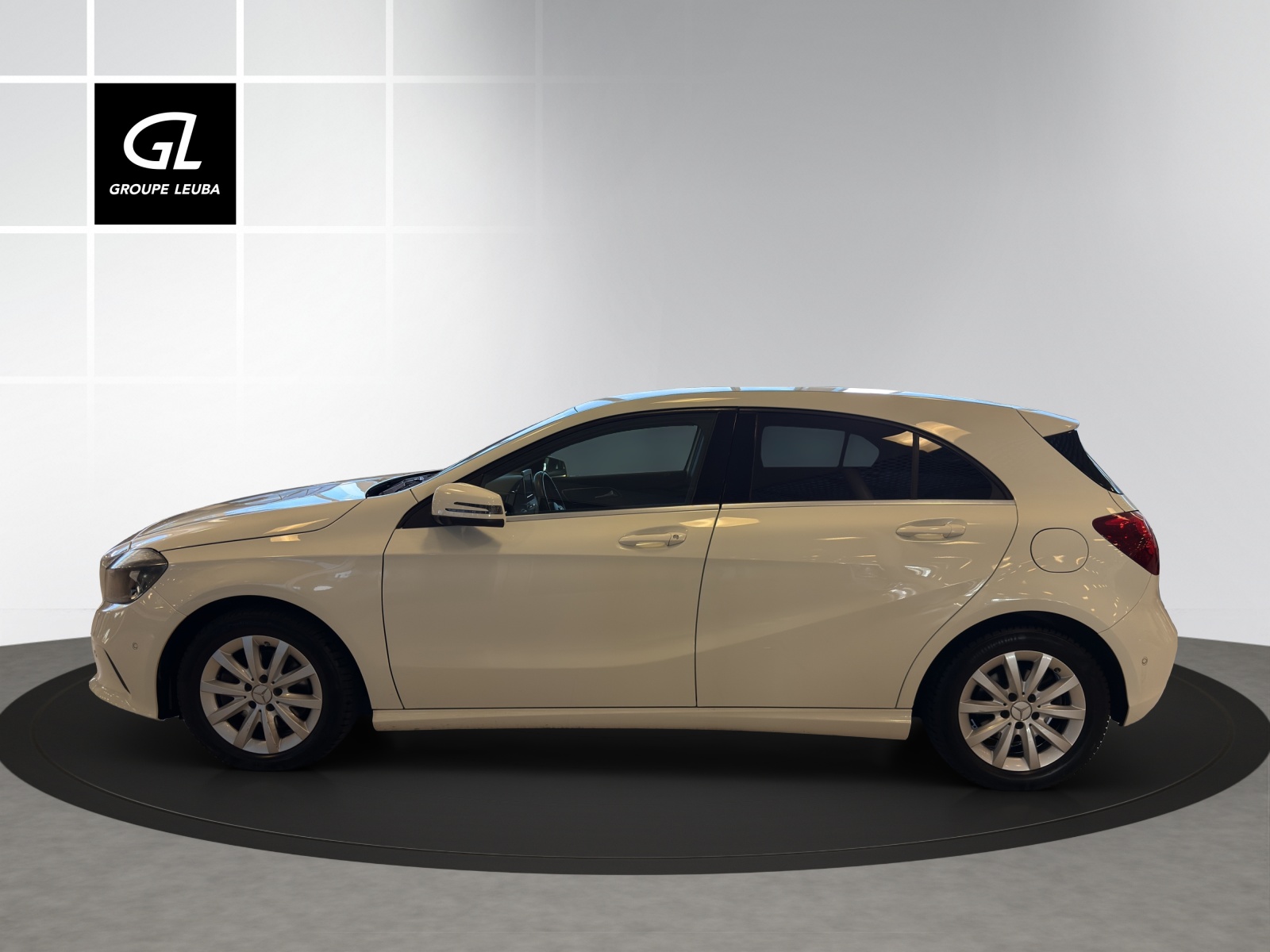 MERCEDES-BENZ A 180 Urban-showroom-element-2