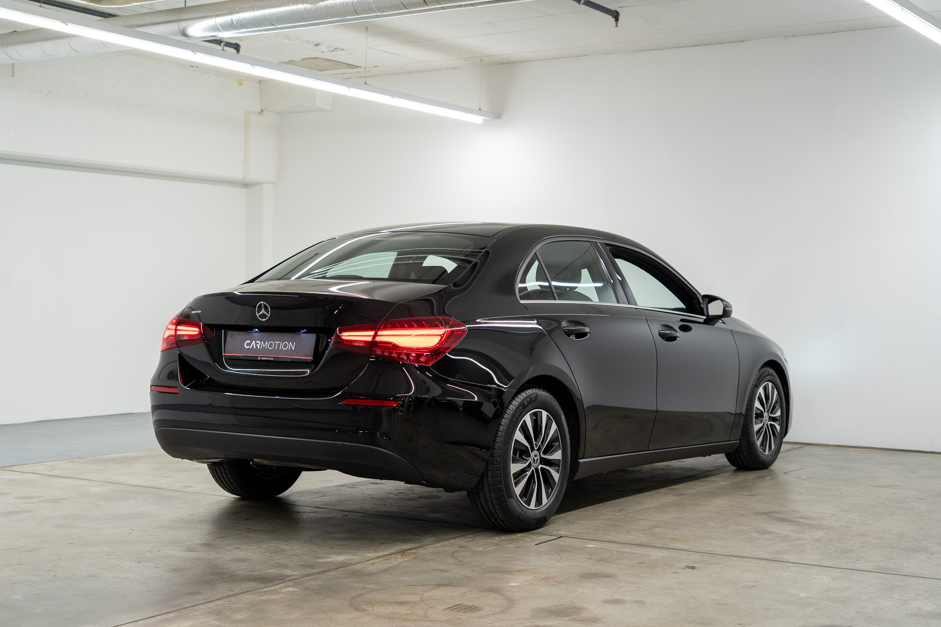 MERCEDES-BENZ A 180 Limousine-showroom-element-3