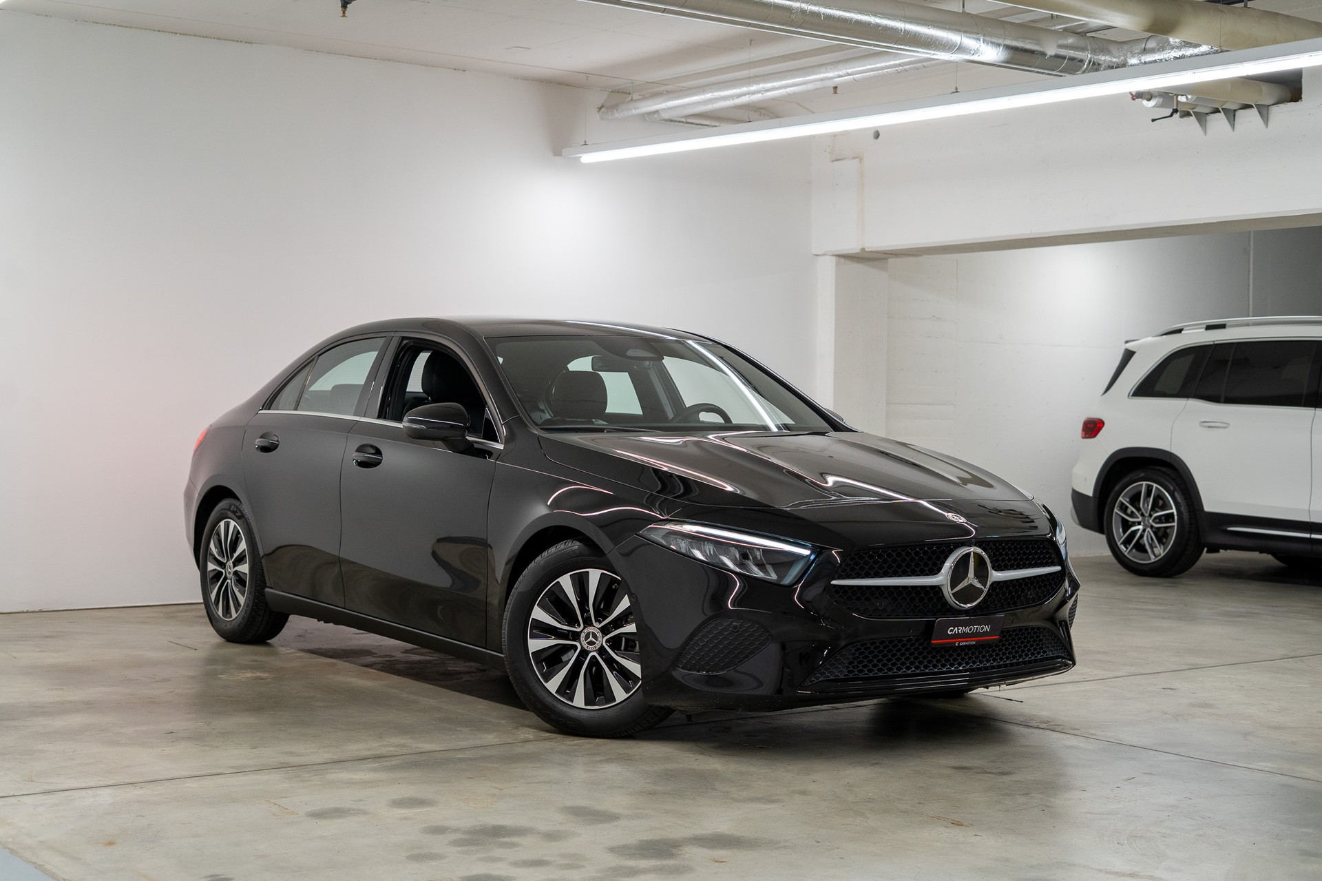 MERCEDES-BENZ A 180 Limousine-showroom-element-2