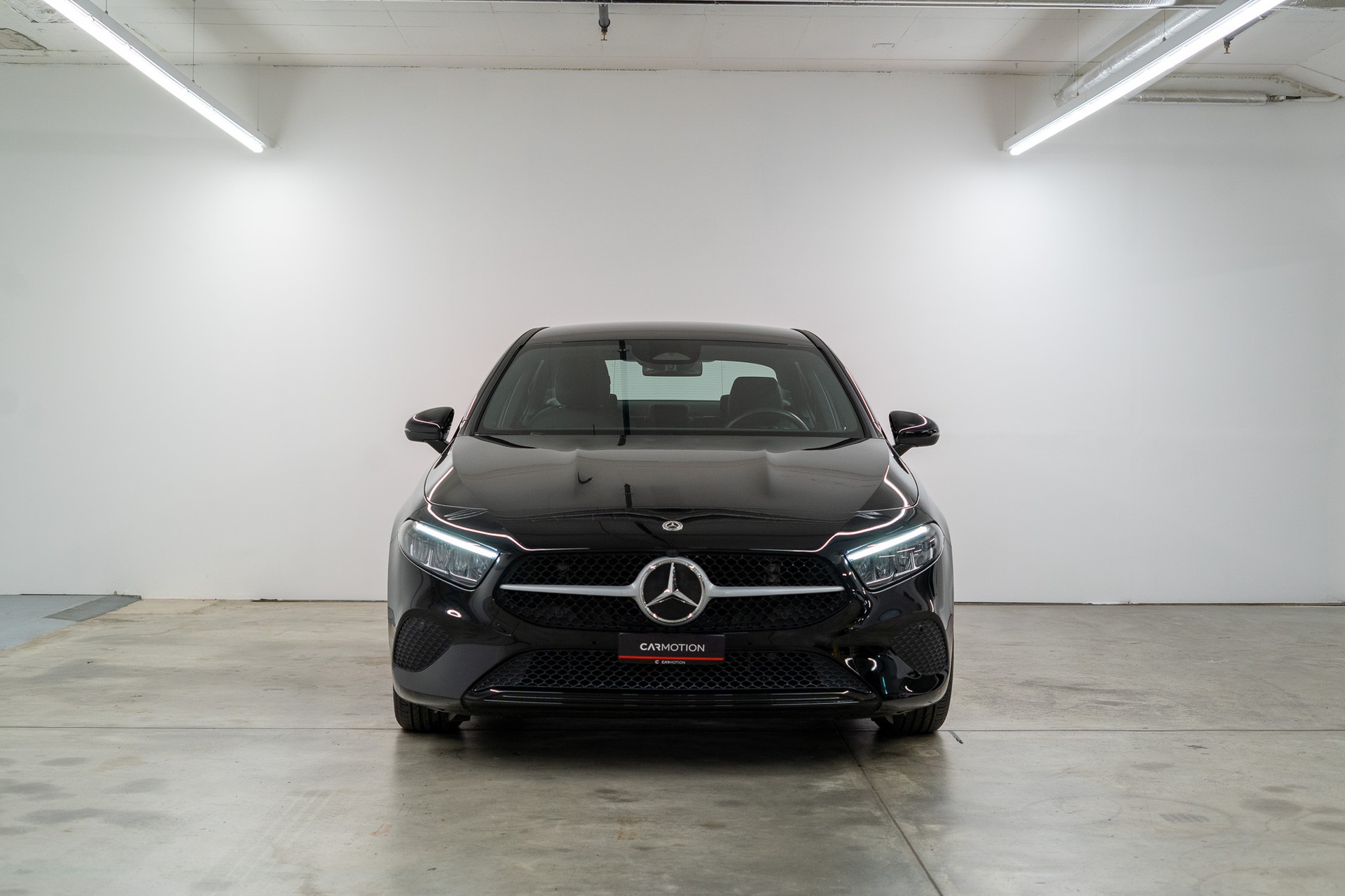MERCEDES-BENZ A 180 Limousine-showroom-element-1