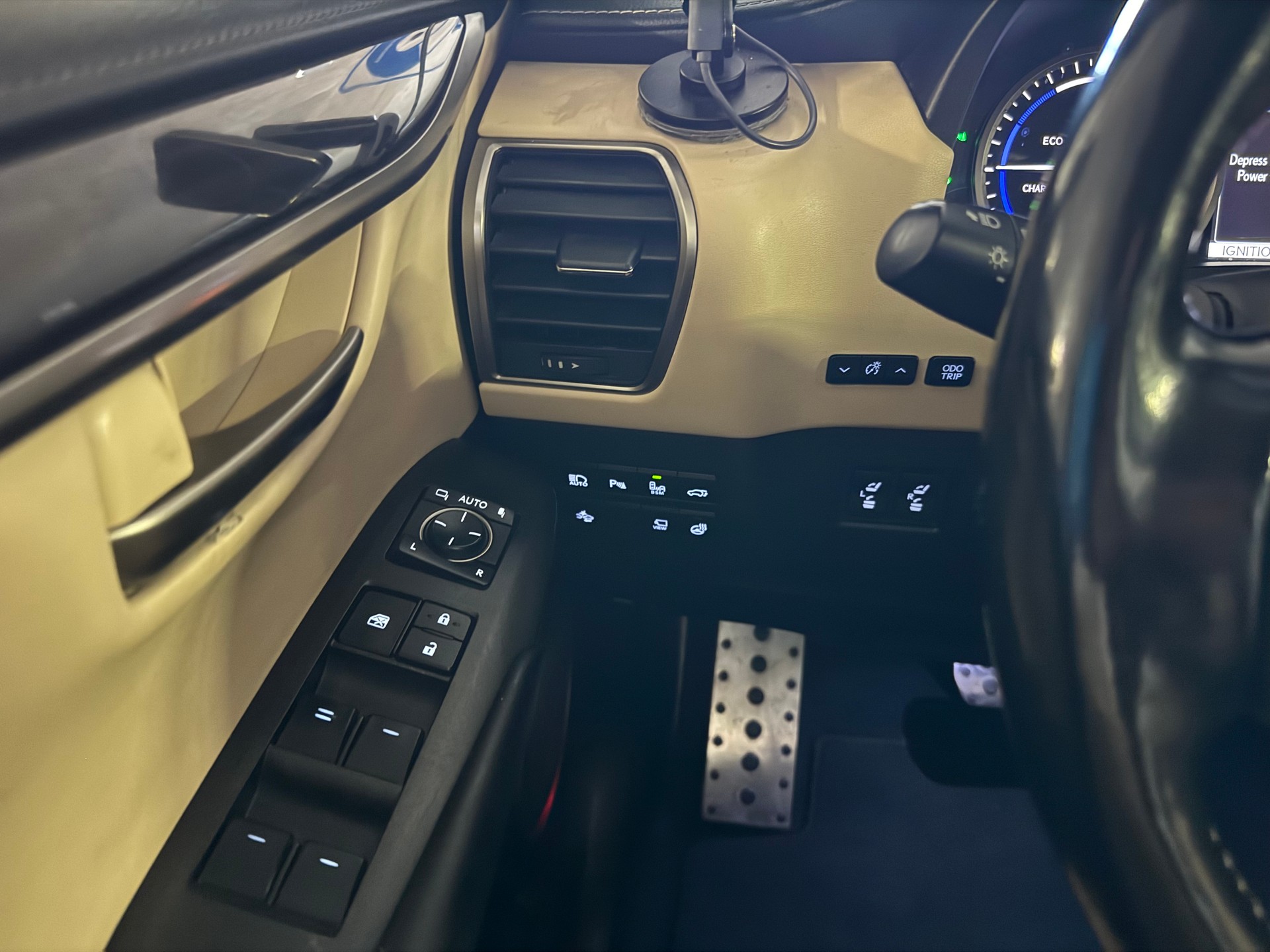LEXUS NX 300h excellence E-Four Automatic-image-14