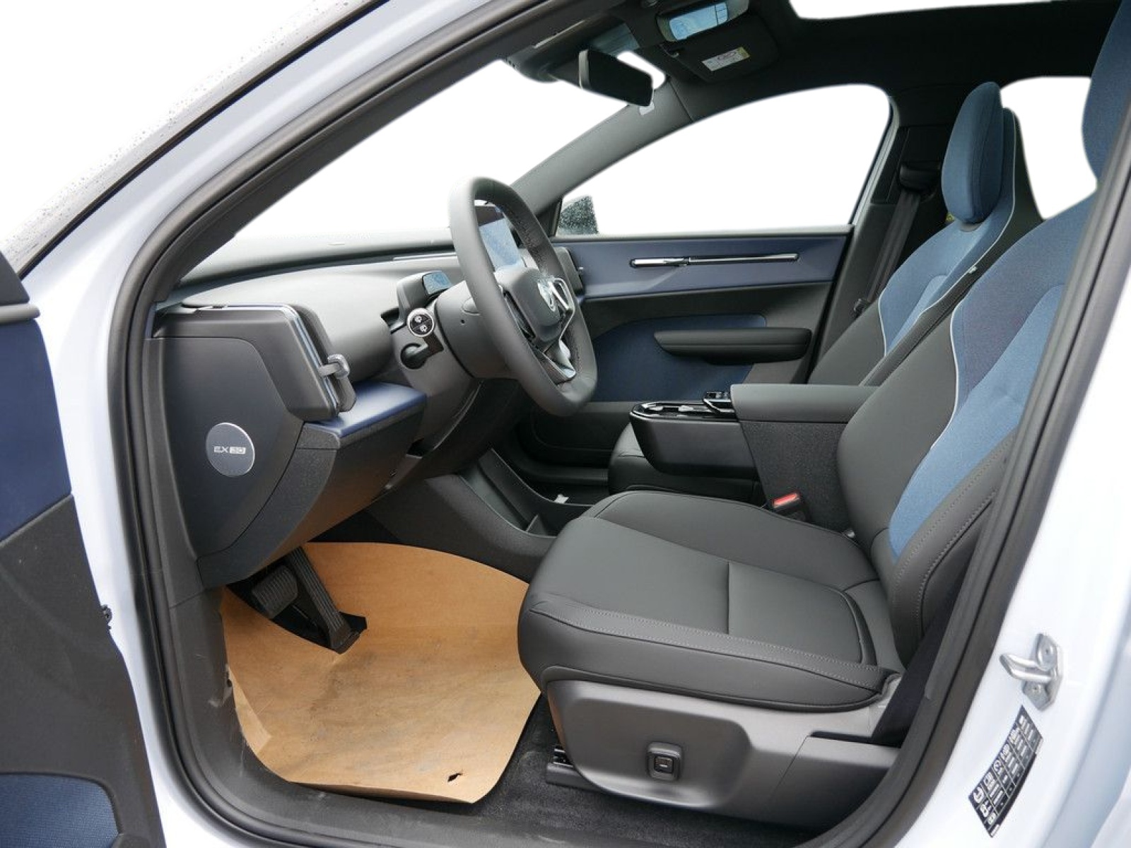 VOLVO EX30 E60 69kWh Twin Ultra-showroom-element-3