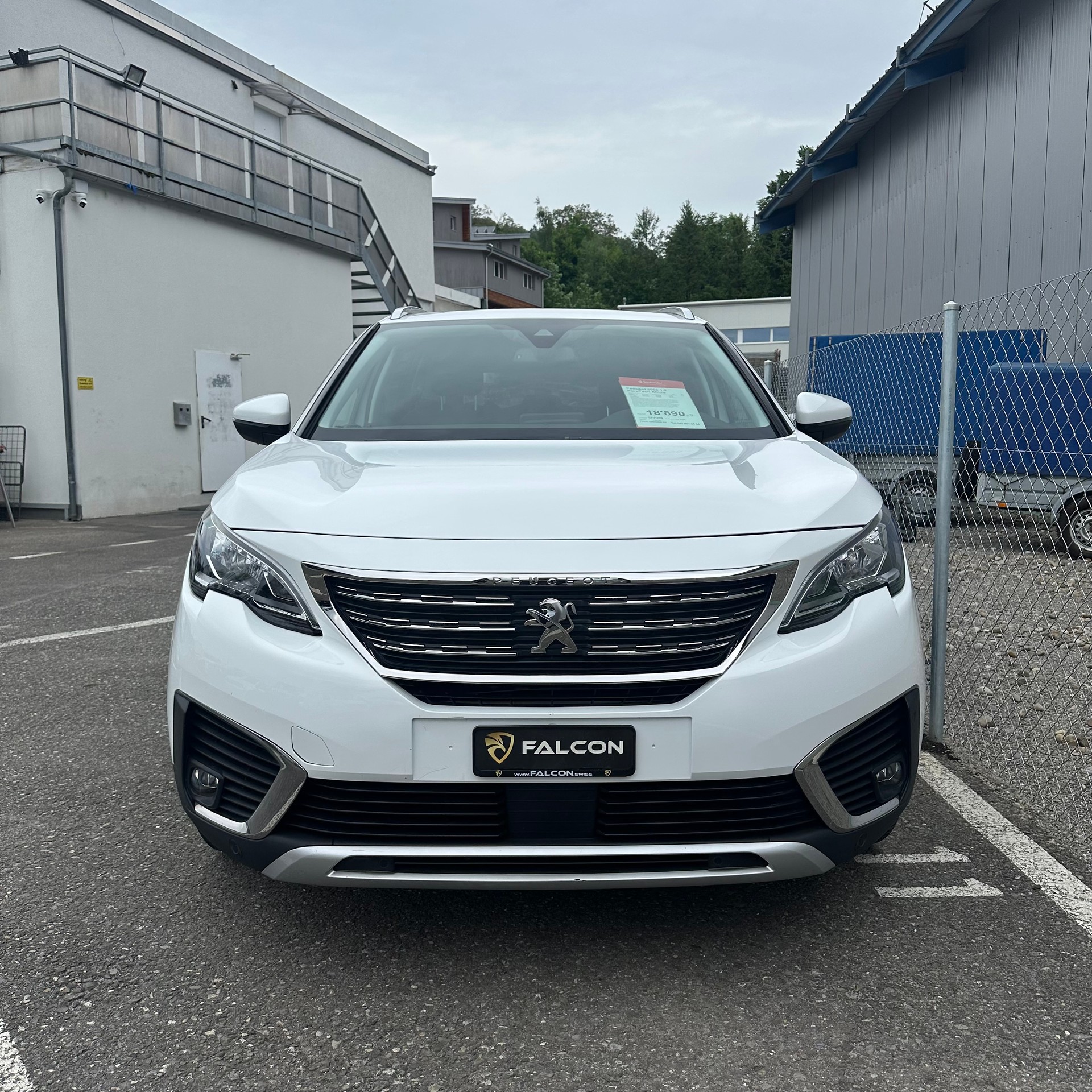 PEUGEOT 5008 1.2 Pure Tech Allure EAT-showroom-element-1