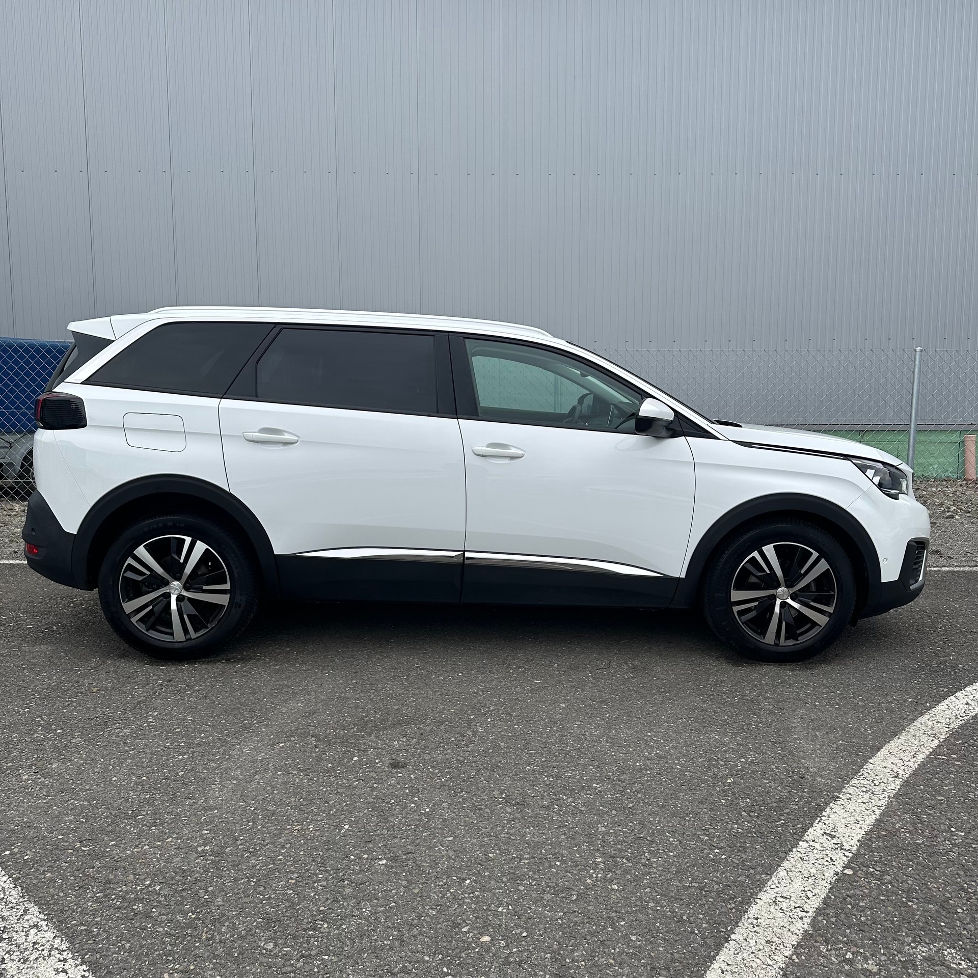 PEUGEOT 5008 1.2 Pure Tech Allure EAT-showroom-element-3