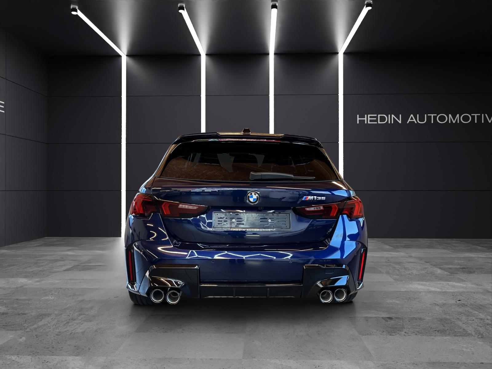 BMW M135i xDrive-showroom-element-3