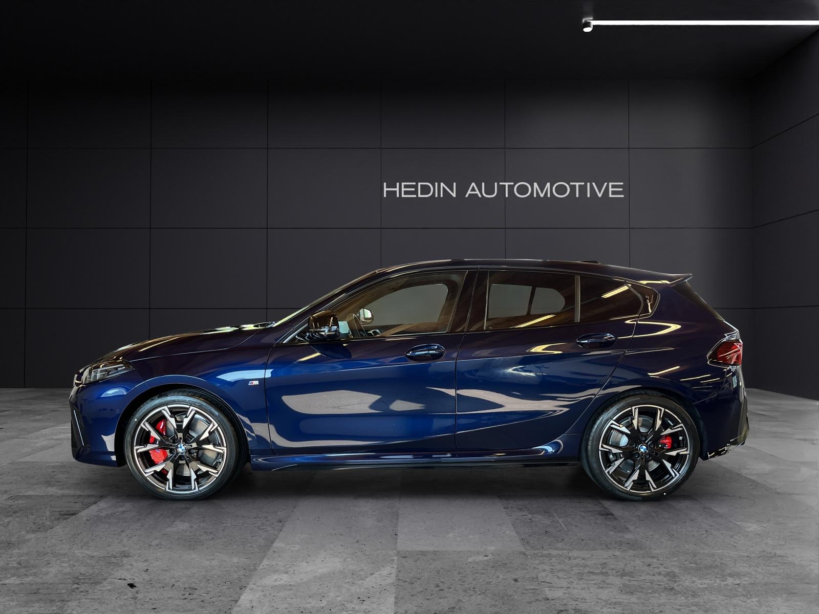 BMW M135i xDrive-showroom-element-1