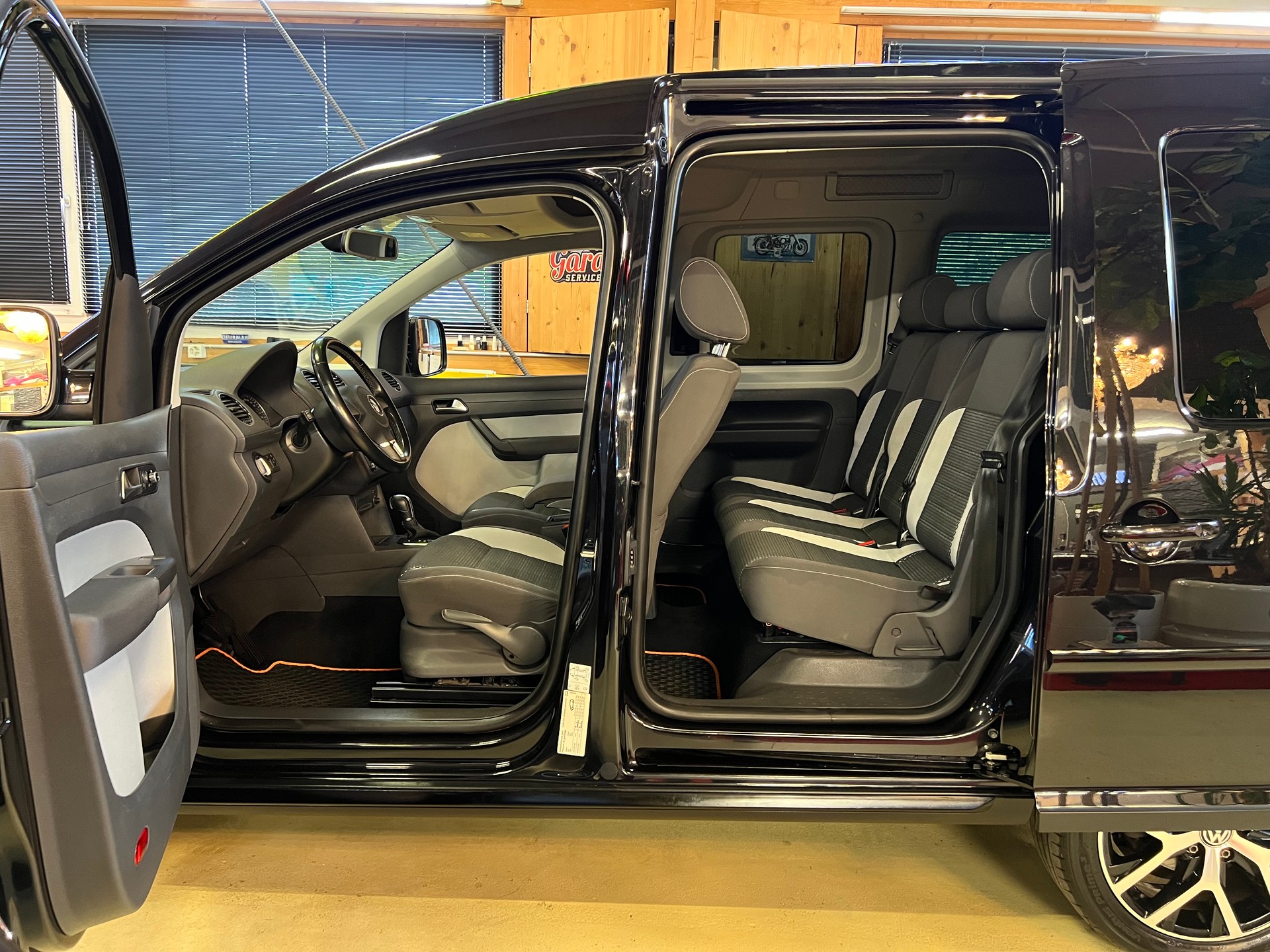 VW 4X4 "CROSS CADDY" 2.0 TDI 4Motion DSG AUTOMAT.  5 PLÄTZER. MIT AHK 1500 KG ZUGLAST.-showroom-element-2