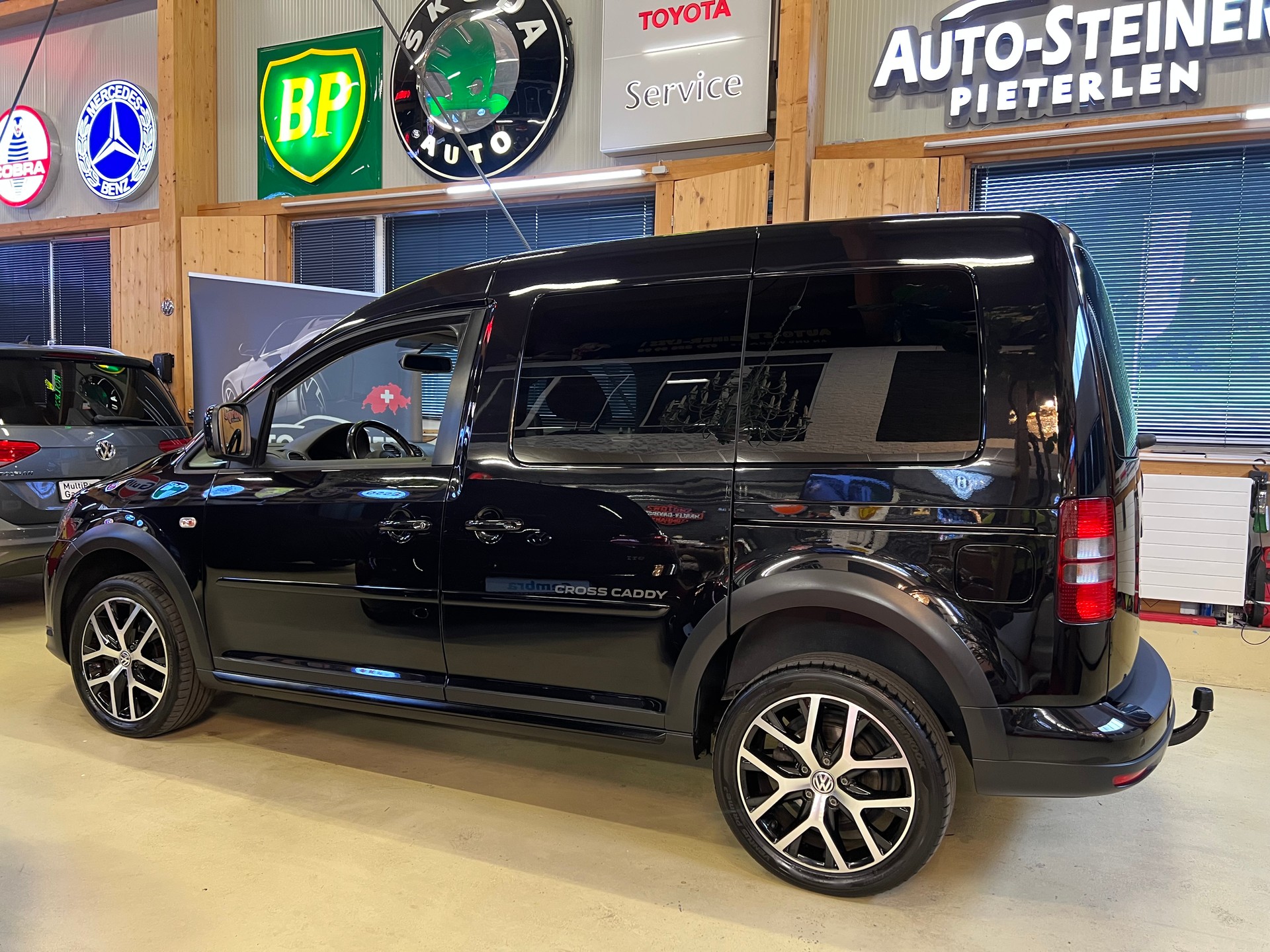 VW 4X4 "CROSS CADDY" 2.0 TDI 4Motion DSG AUTOMAT.  5 PLÄTZER. MIT AHK 1500 KG ZUGLAST.-showroom-element-1