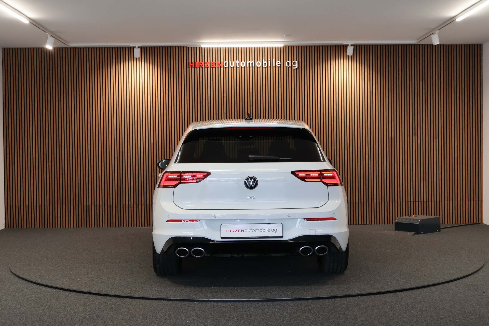 VW Golf 2.0 TSI R DSG 4Motion-showroom-element-3