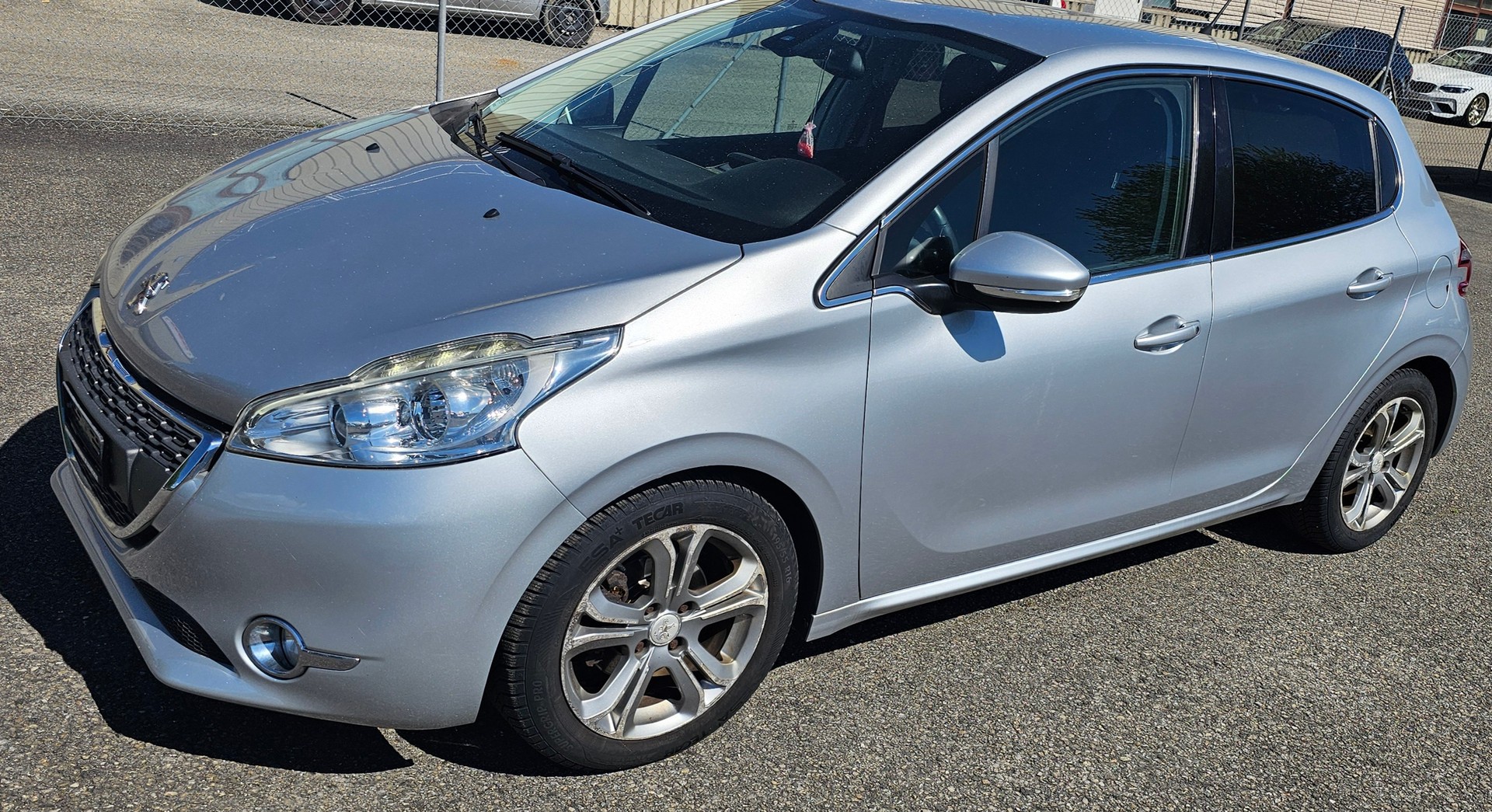 PEUGEOT 208 1.6 VTI Allure-image-1