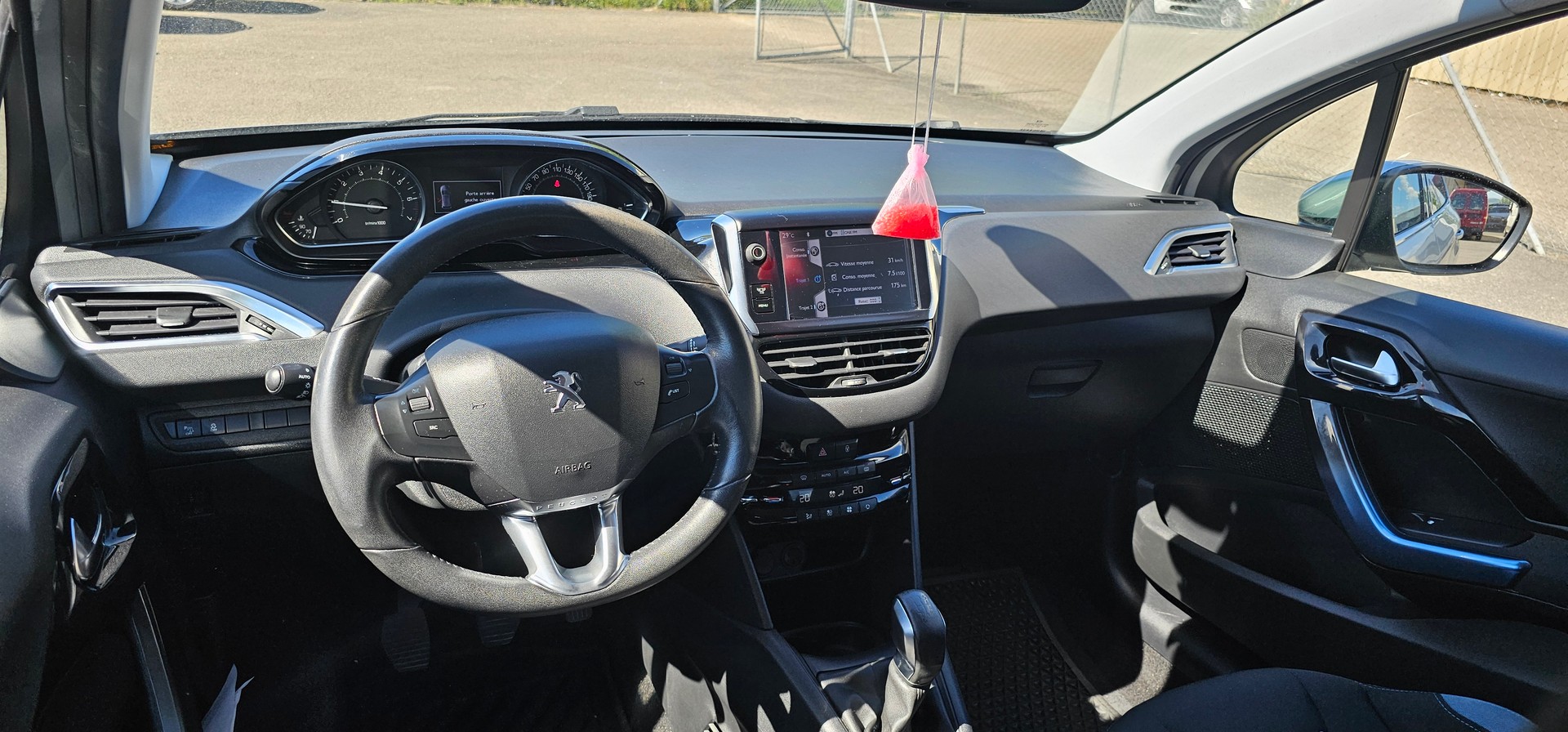PEUGEOT 208 1.6 VTI Allure-image-6