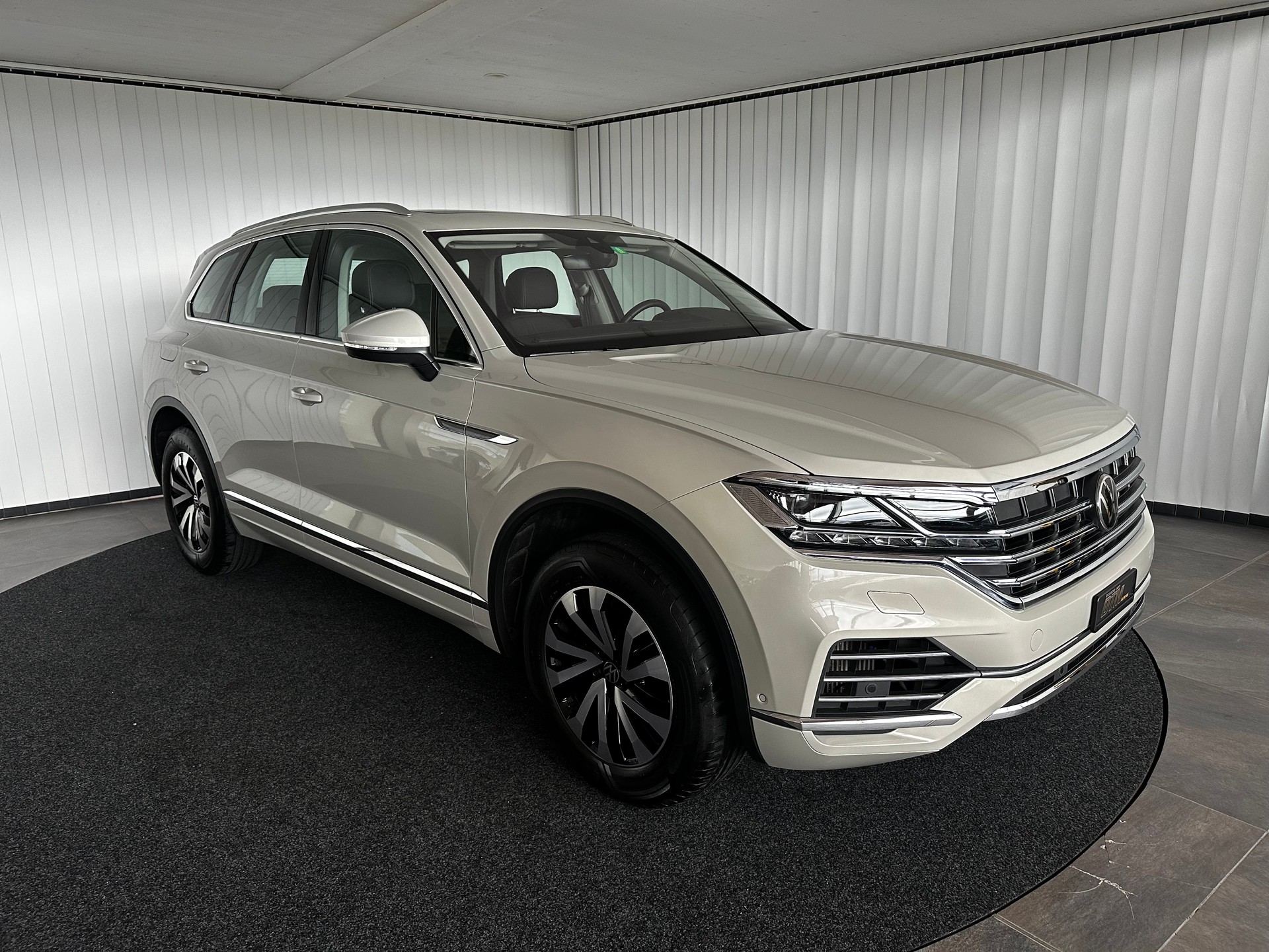 VW Touareg 3.0 TSI Elegance-showroom-element-2