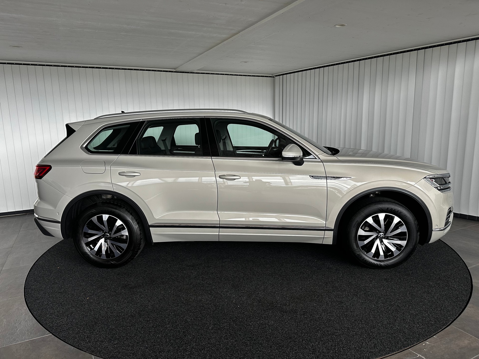 VW Touareg 3.0 TSI Elegance-showroom-element-3