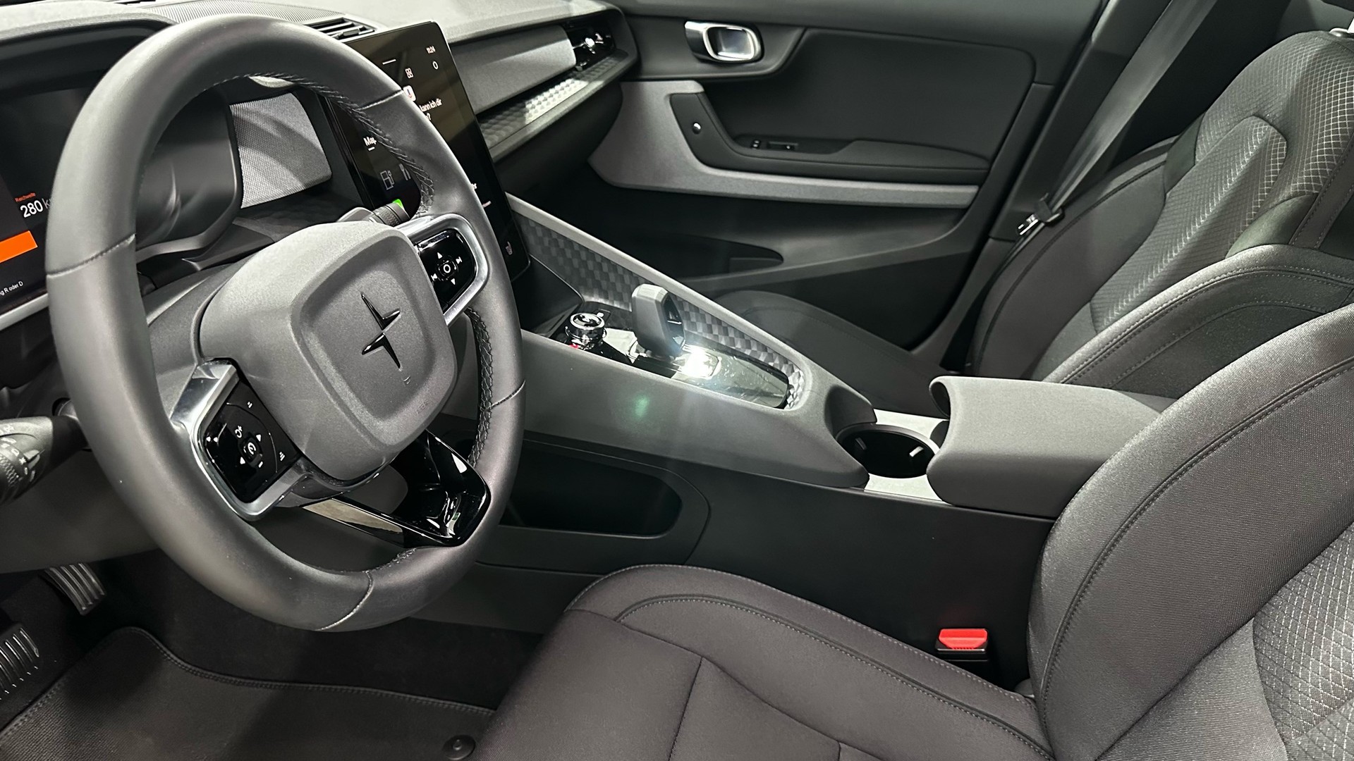 POLESTAR 2 Standard Range Single Motor-showroom-element-3