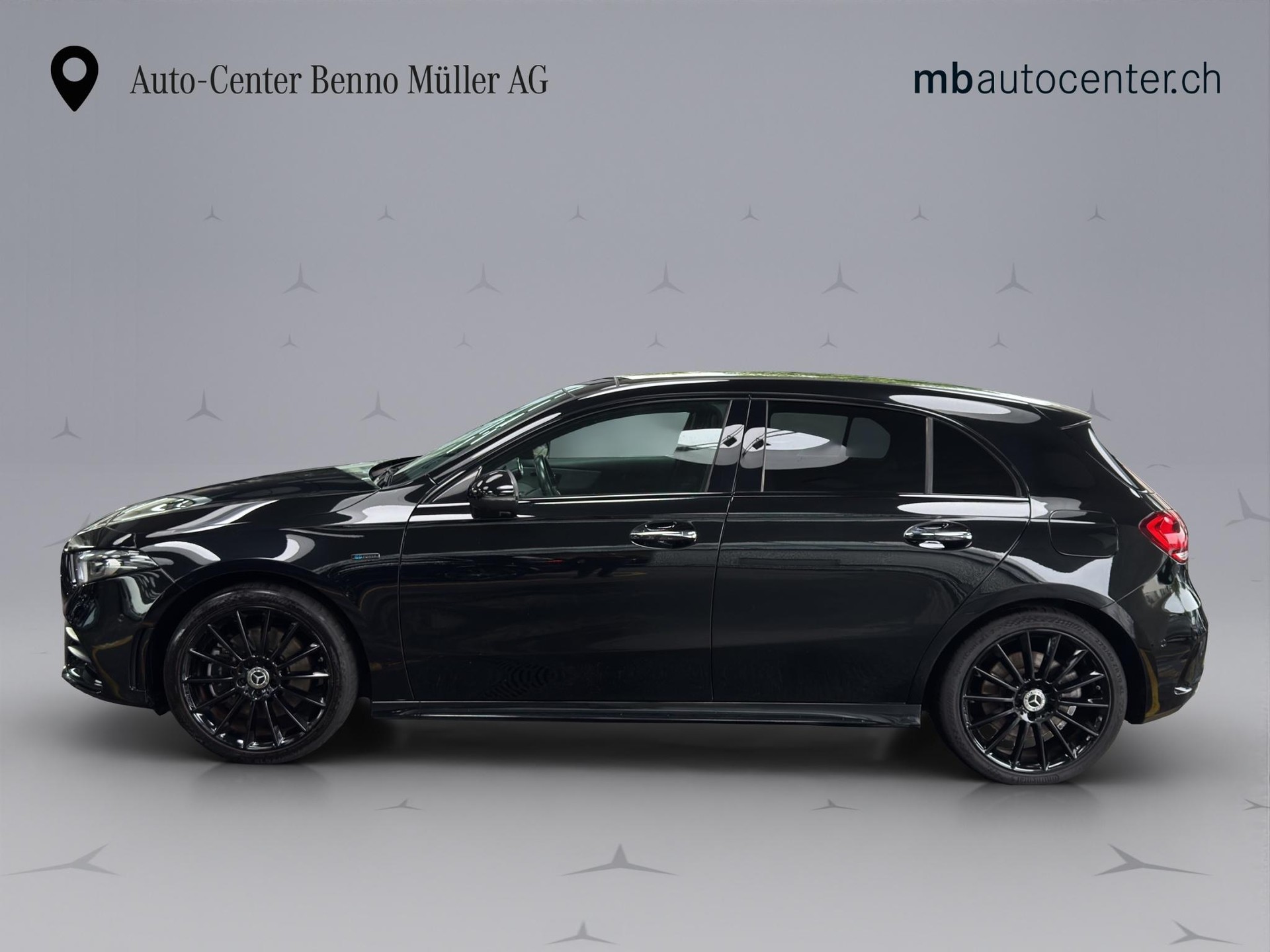 MERCEDES-BENZ A 250 e AMG Line-showroom-element-1