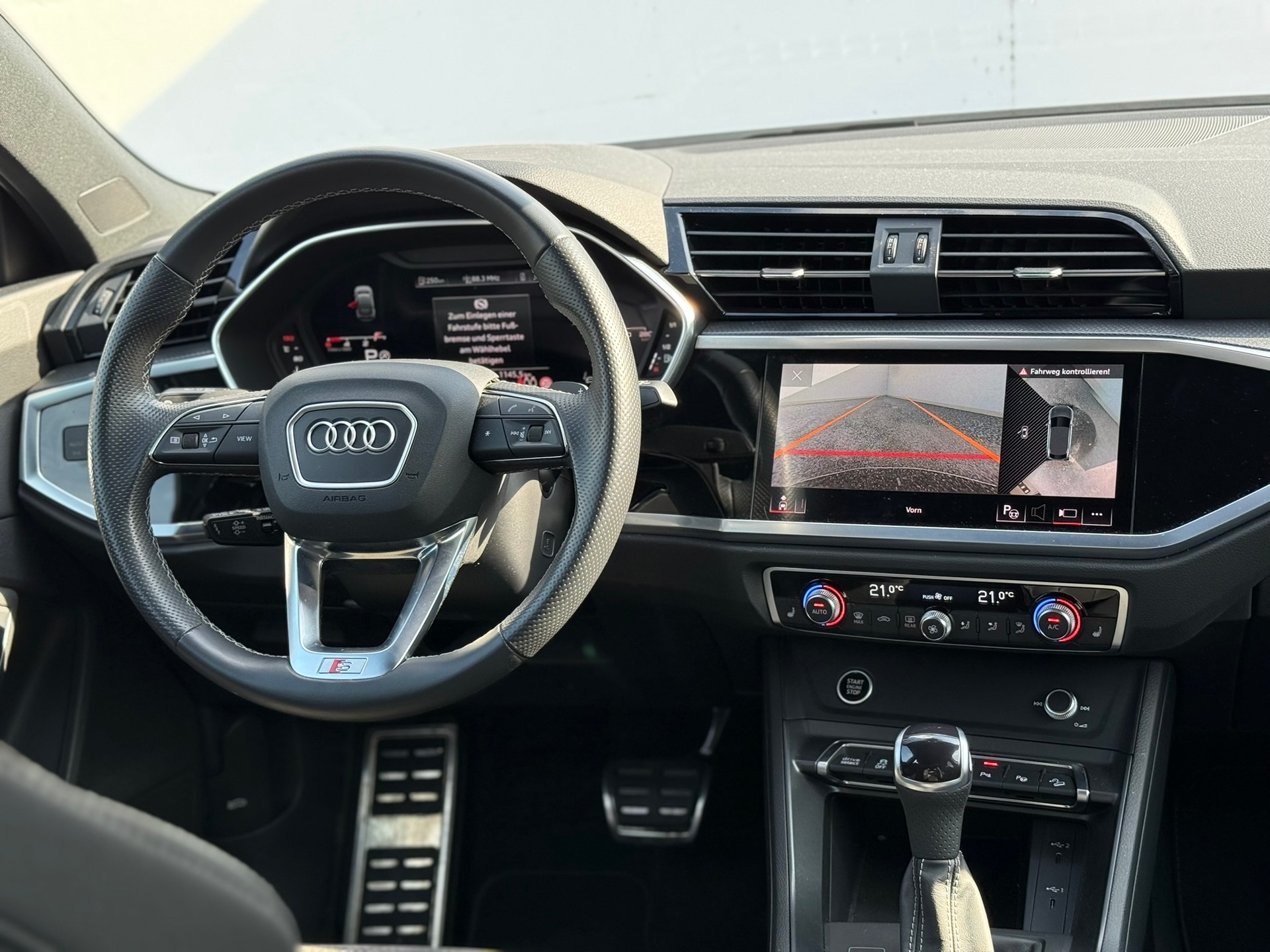 AUDI Q3 Sportback 35 TDI S line quattro-image-10