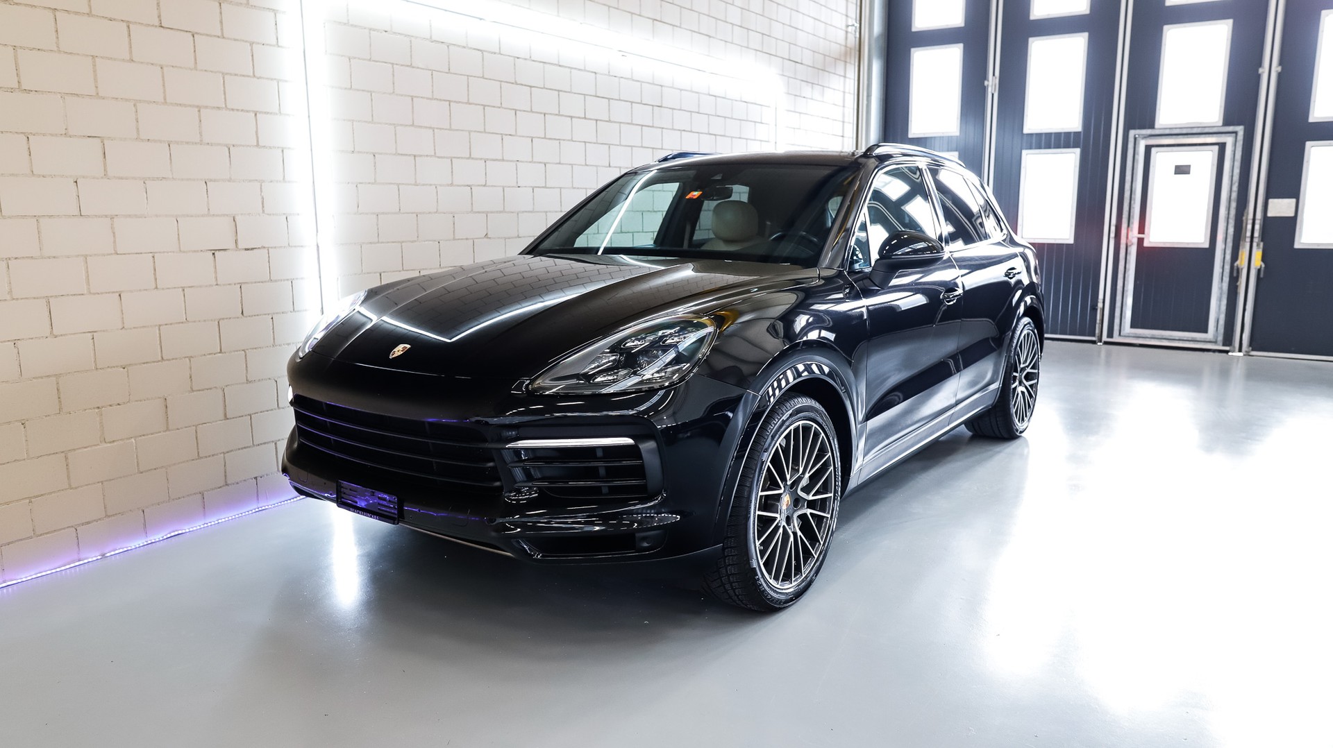 PORSCHE Cayenne S-showroom-element-1