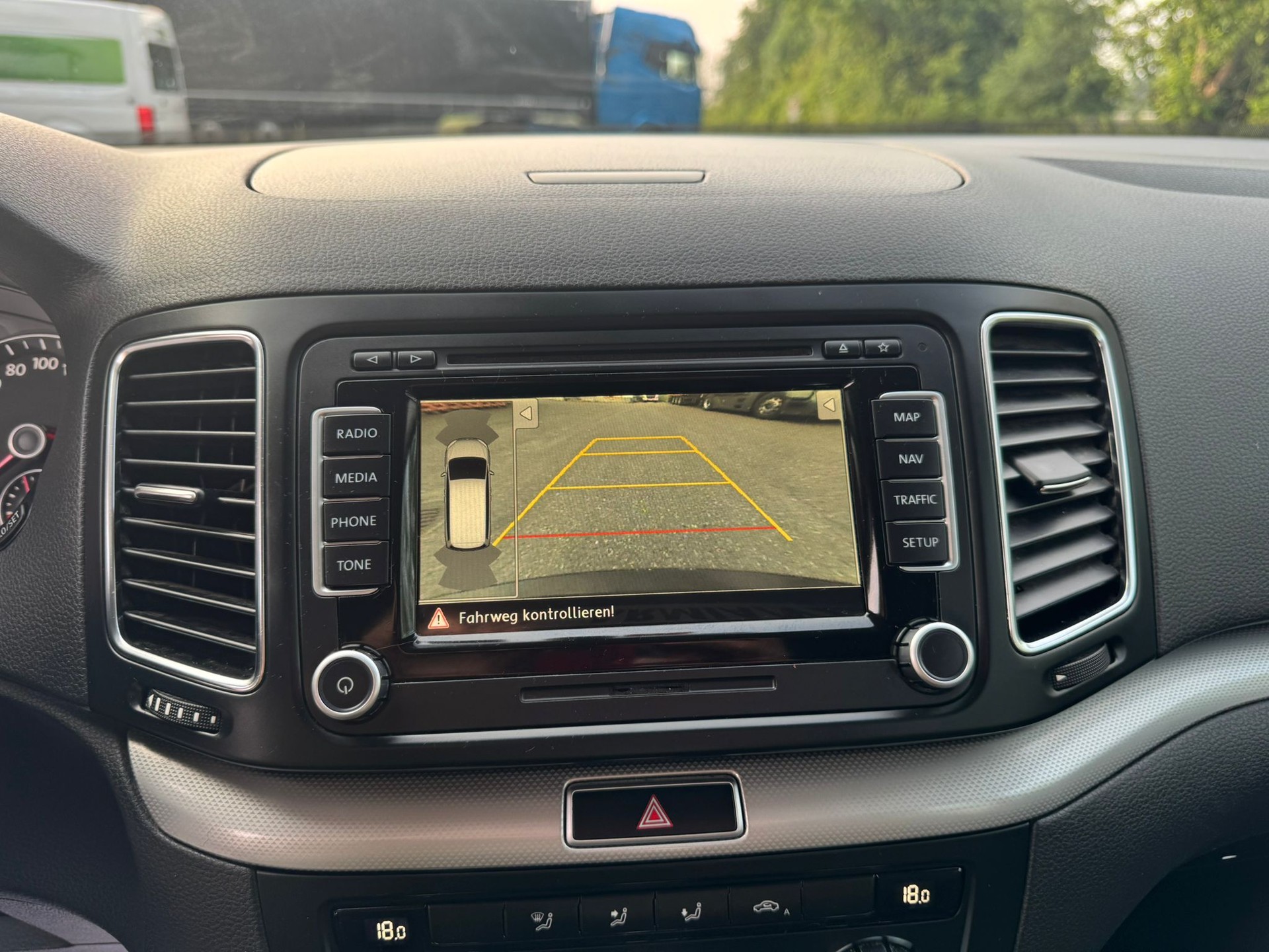 VW Sharan 2.0 TDI BlueMotion Technology Highline-image-18